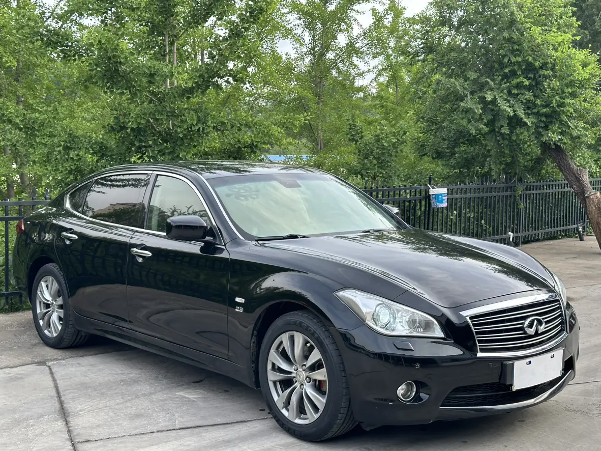 Infiniti Q70
