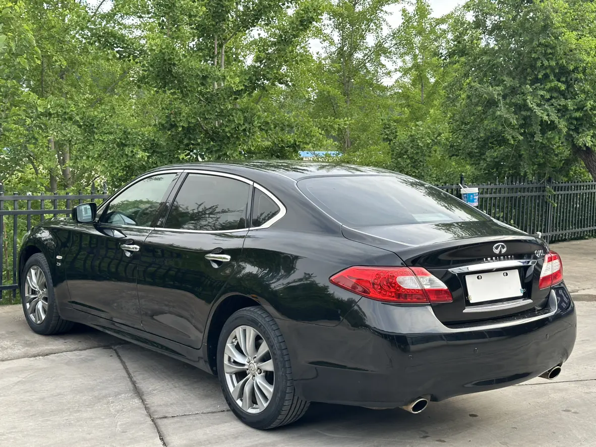Infiniti Q70