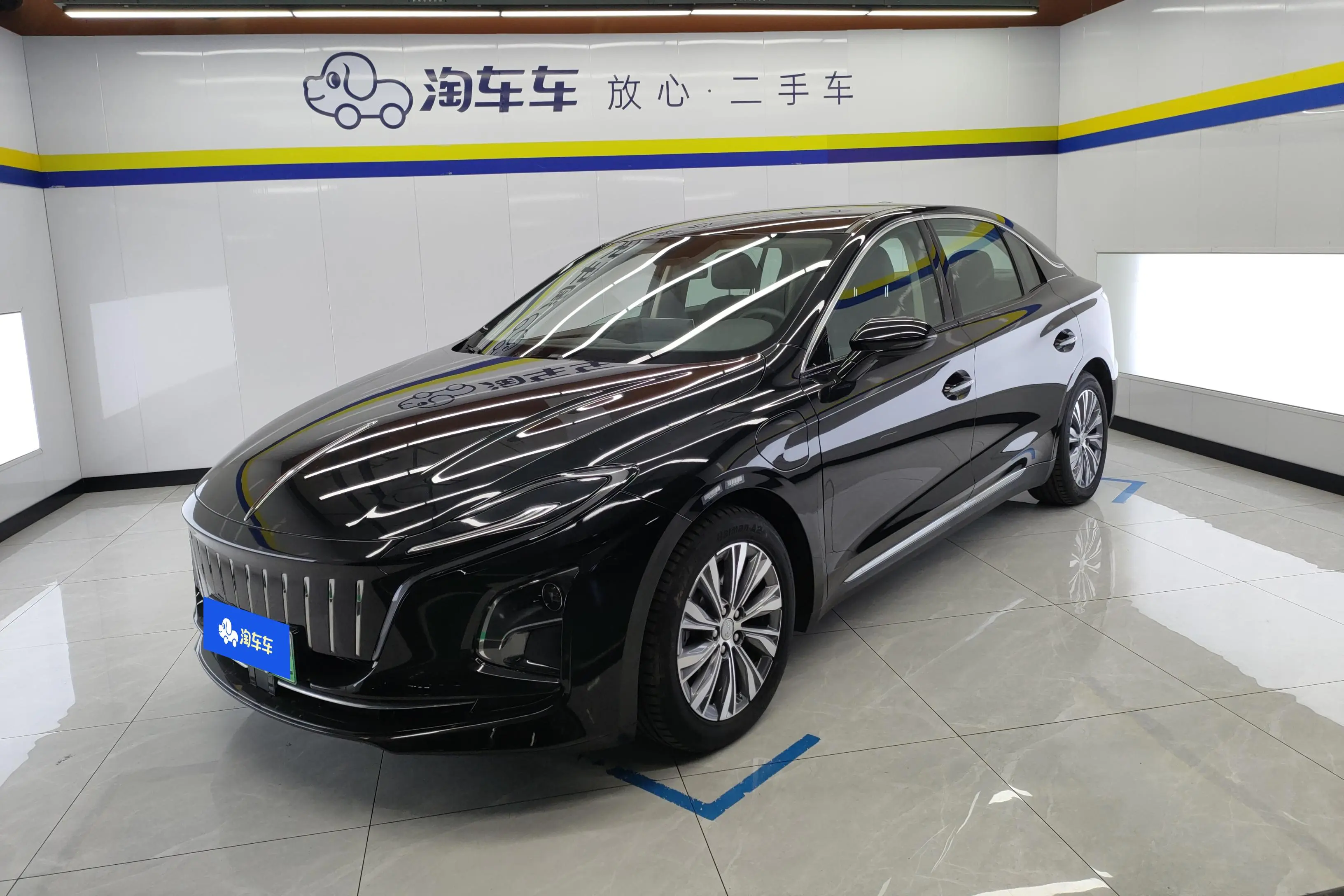 Hongqi E-QM5