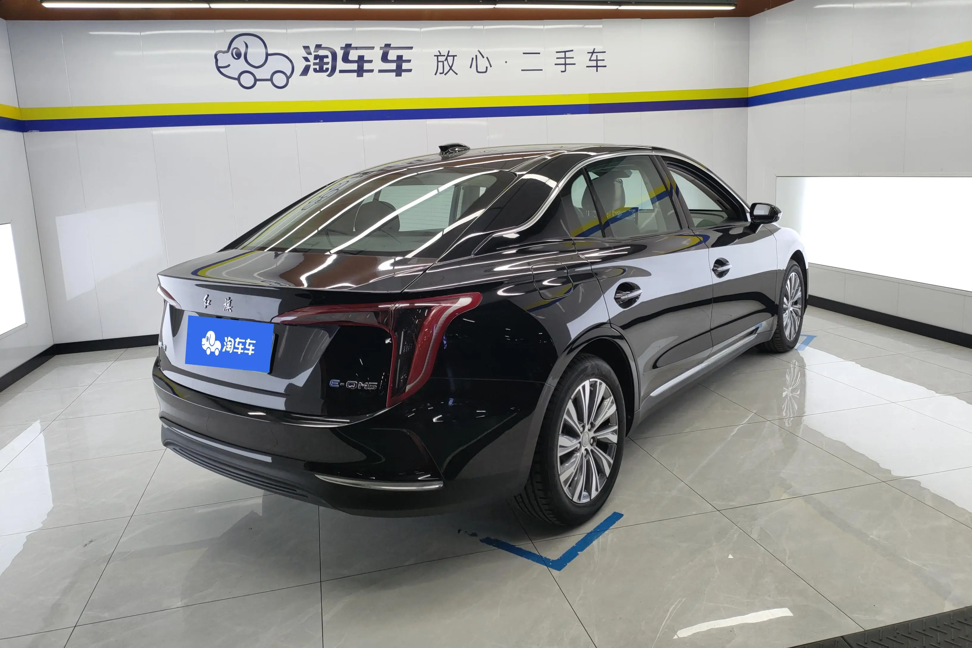 Hongqi E-QM5