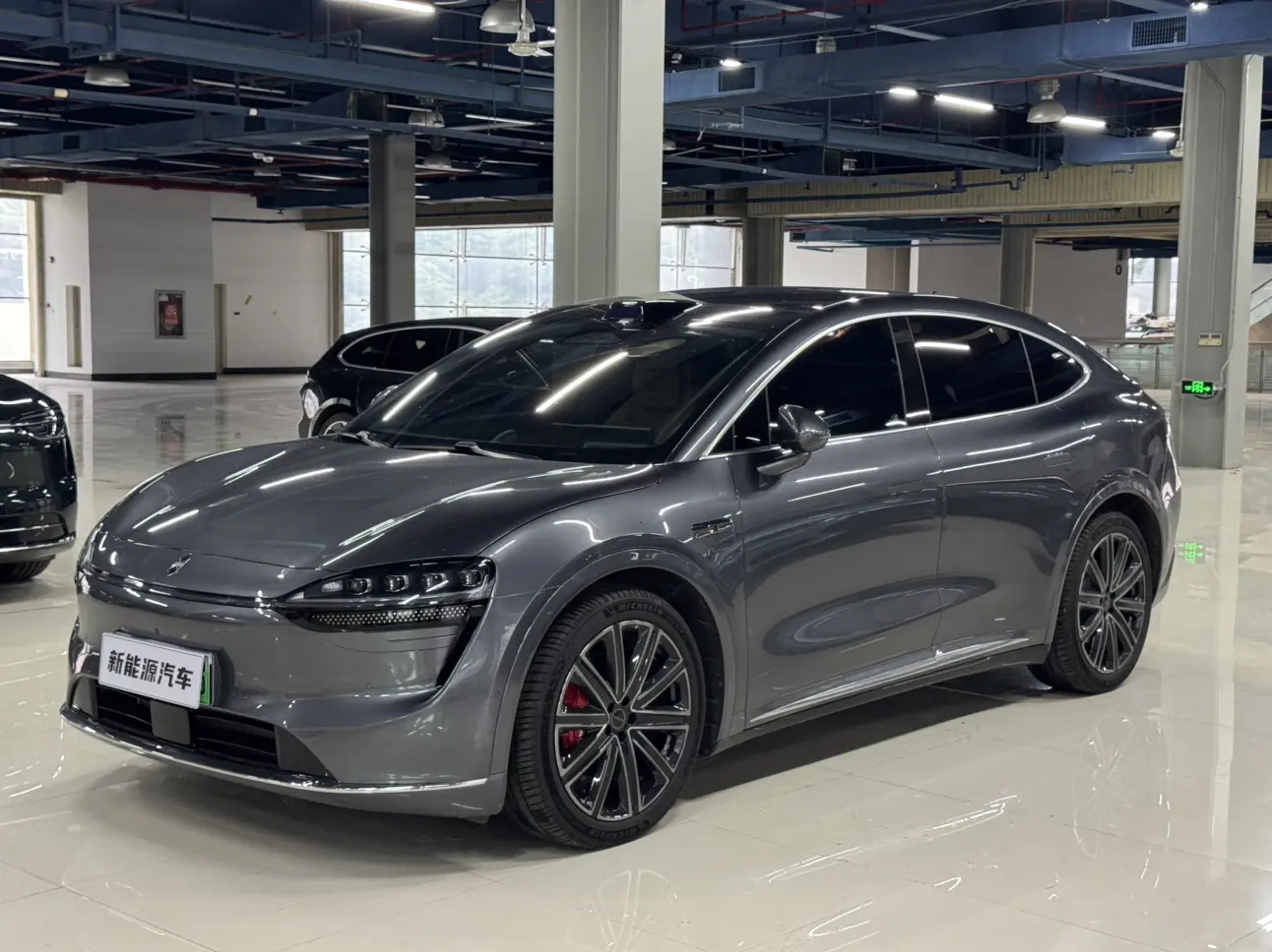 Luxeed Zhijie R7