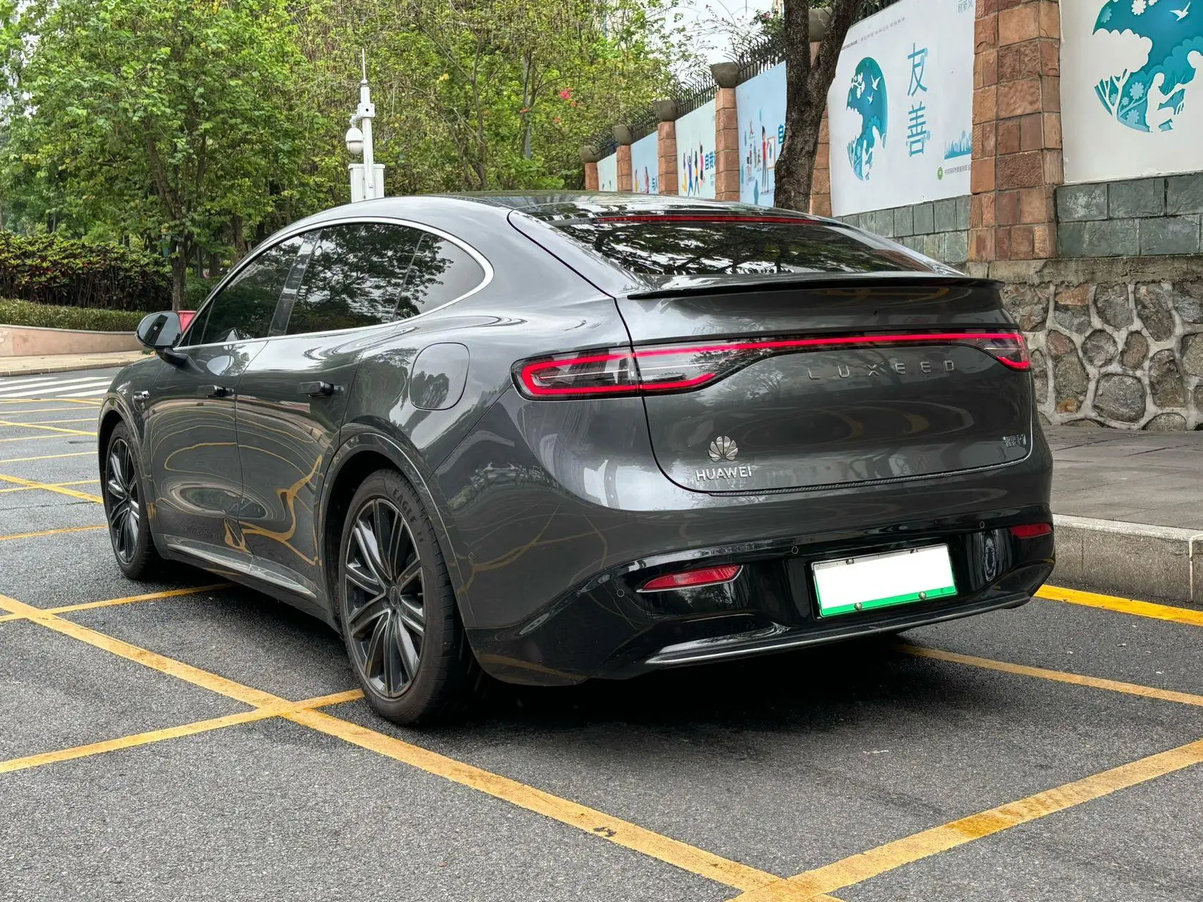 Luxeed Zhijie R7