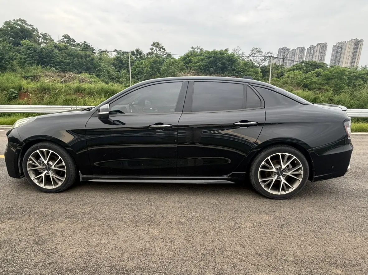 Lynk & Co 03