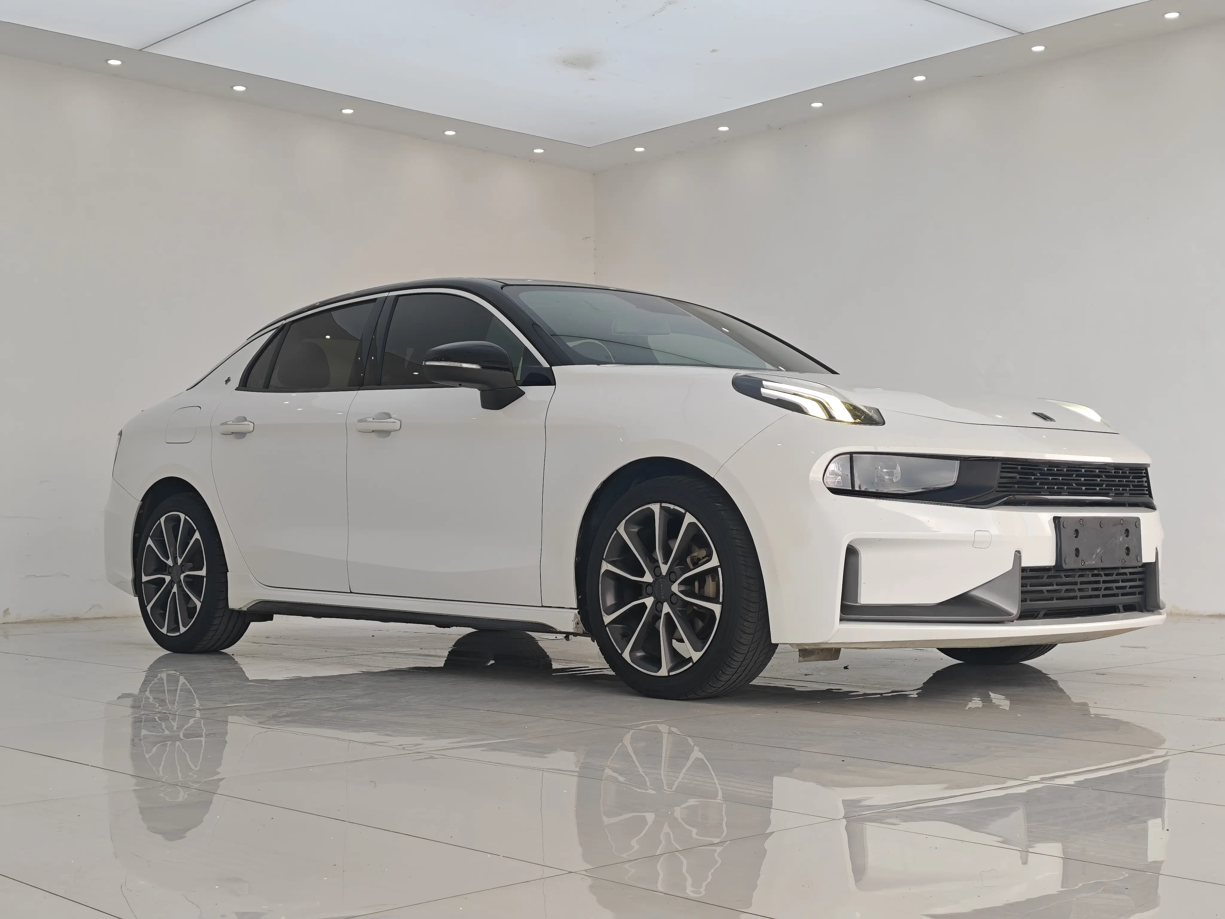Lynk & Co 03