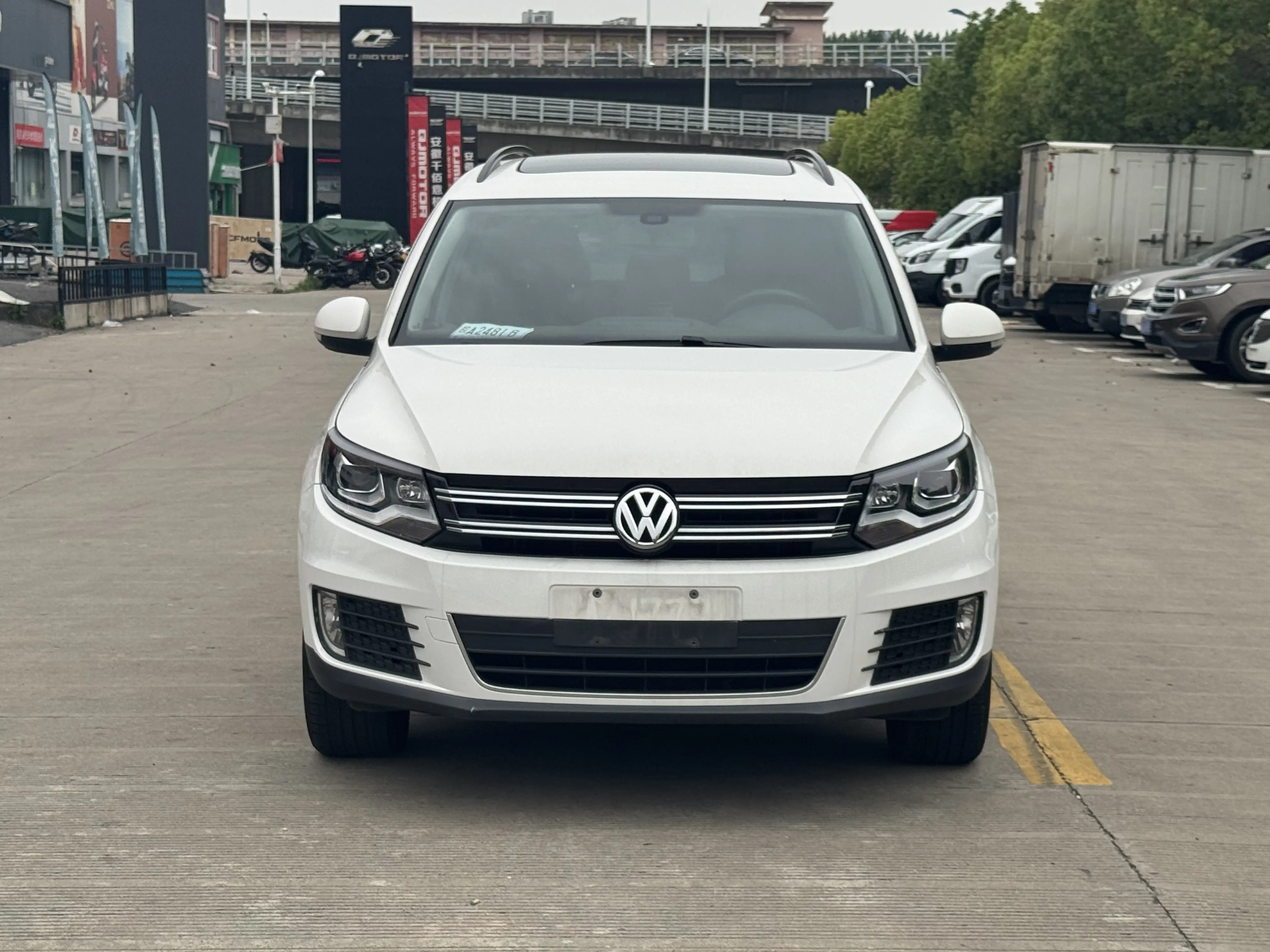 Volkswagen Tiguan (Tharu)