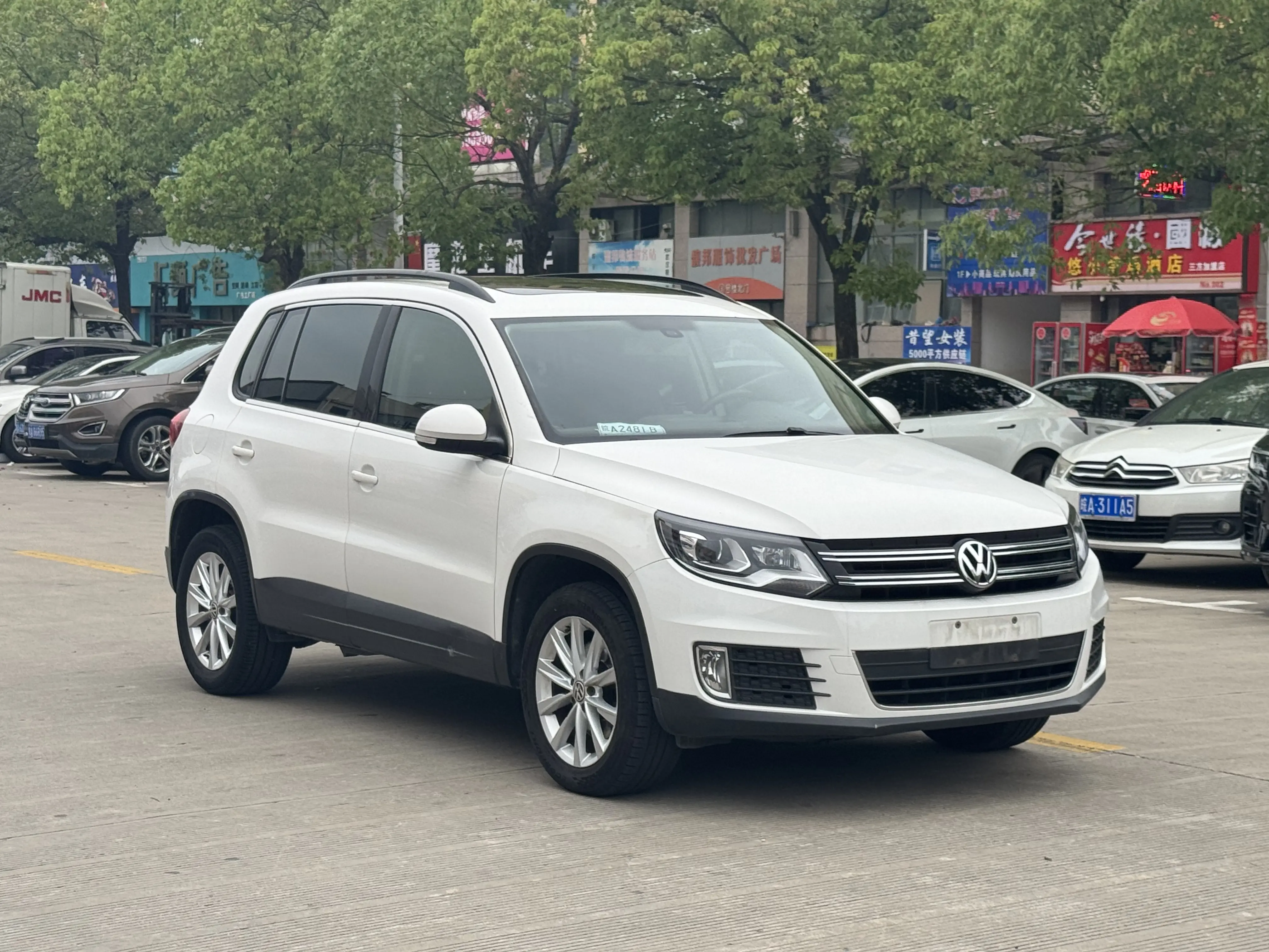 Volkswagen Tiguan (Tharu)