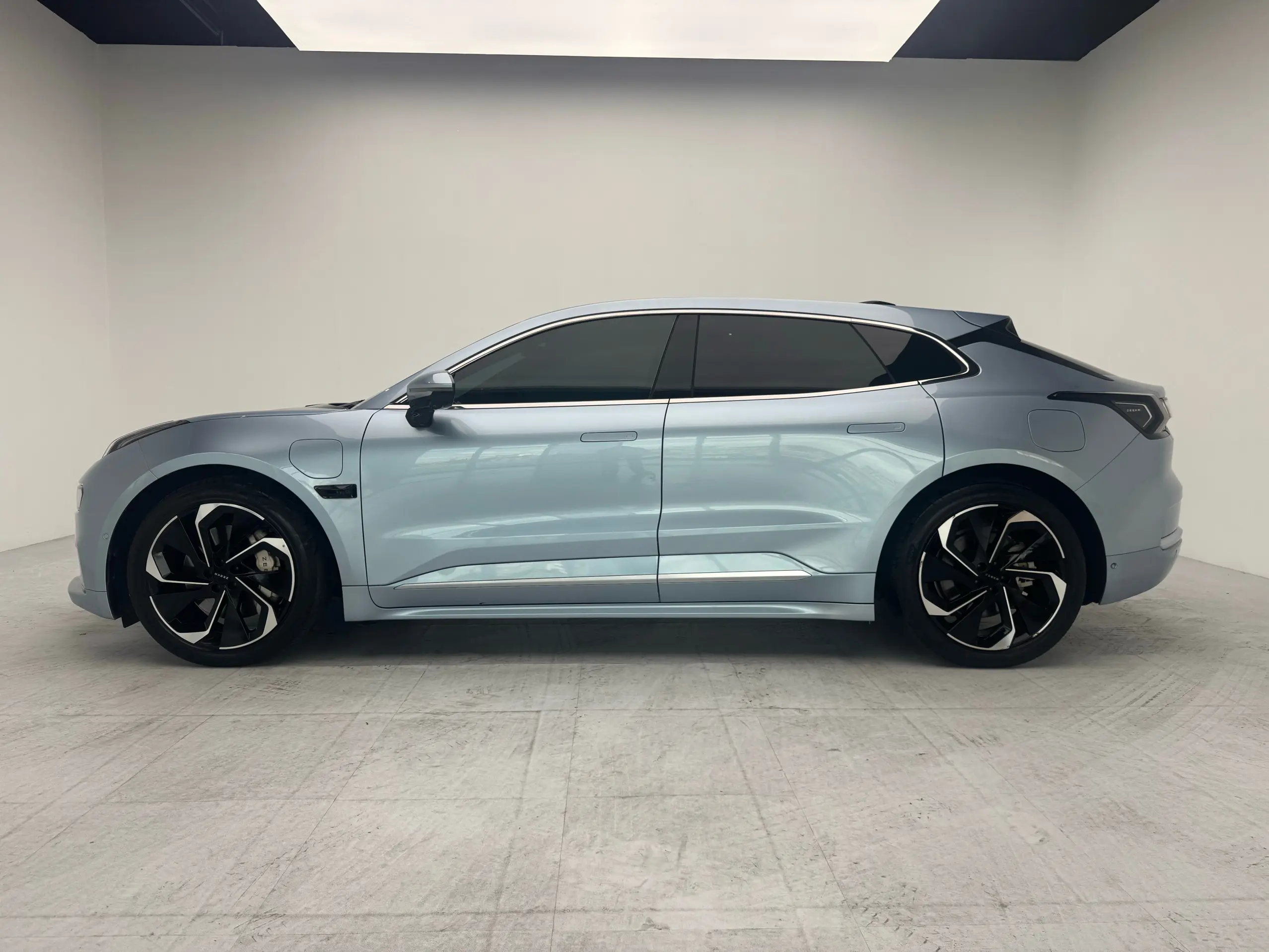 ZEEKR 001