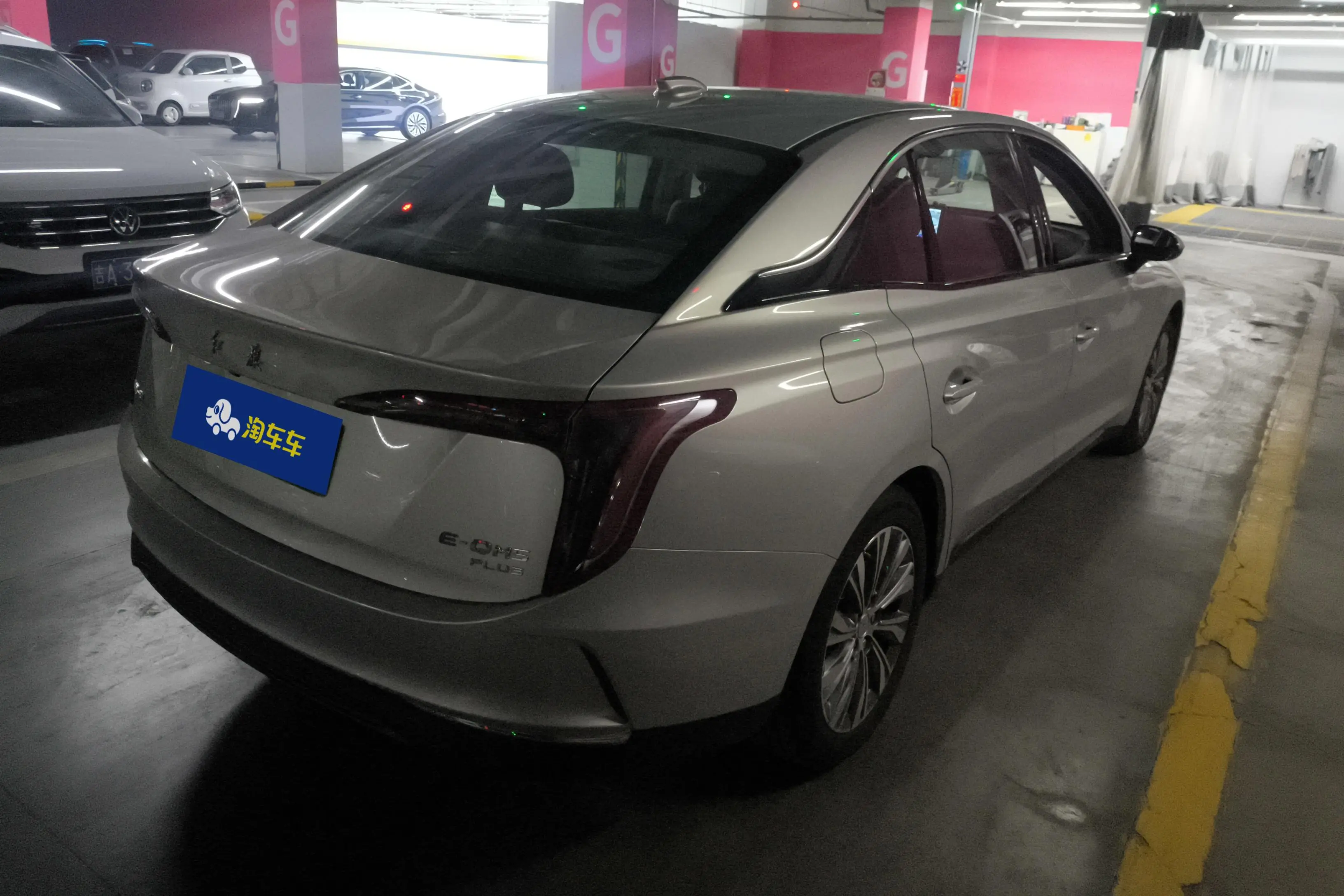 Hongqi E-QM5