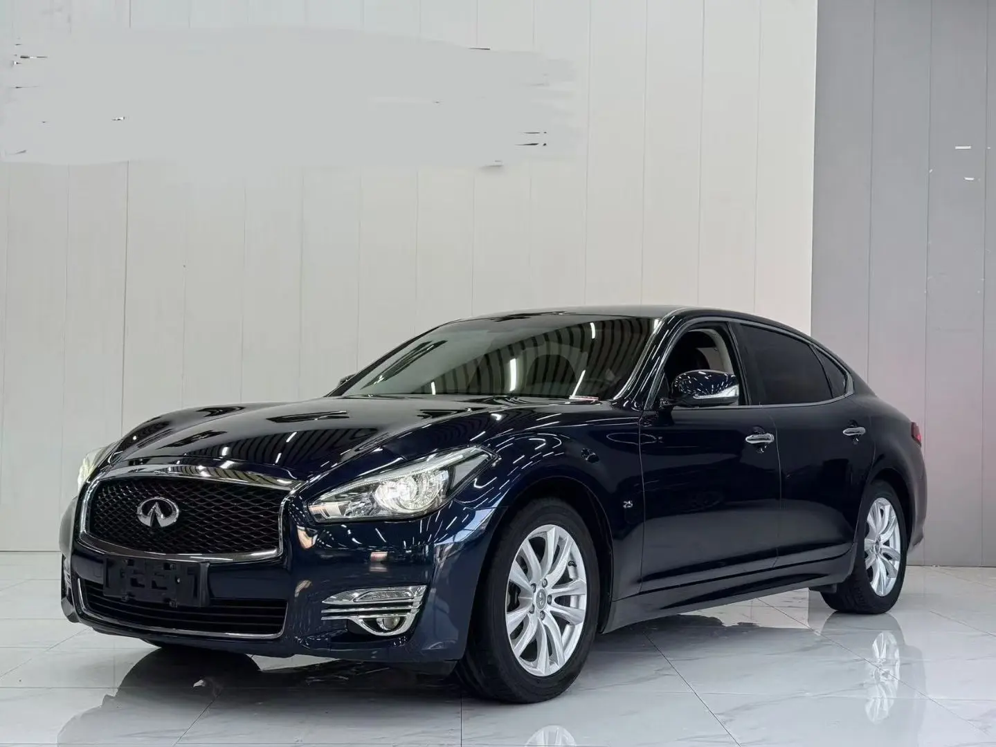 Infiniti Q70