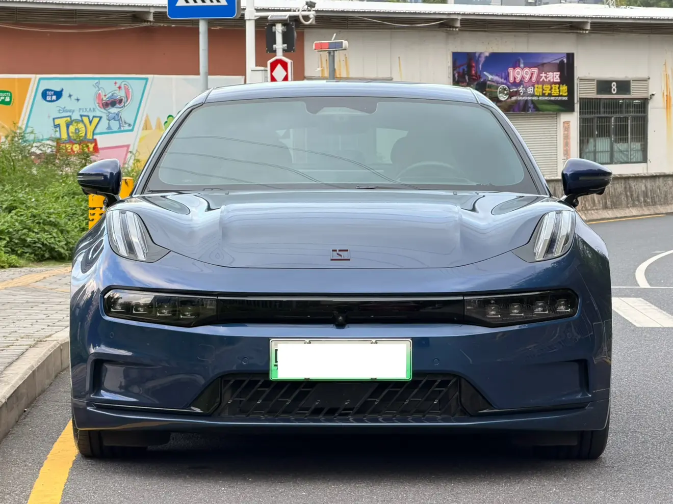 ZEEKR 001