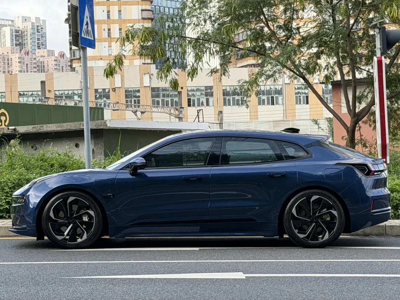 ZEEKR 001