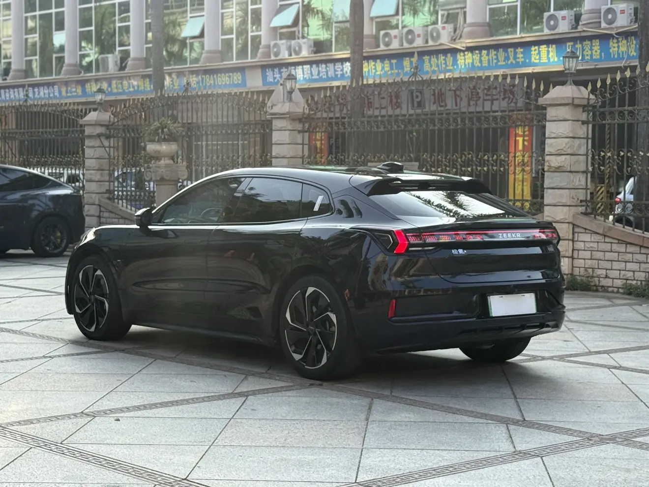 ZEEKR 001