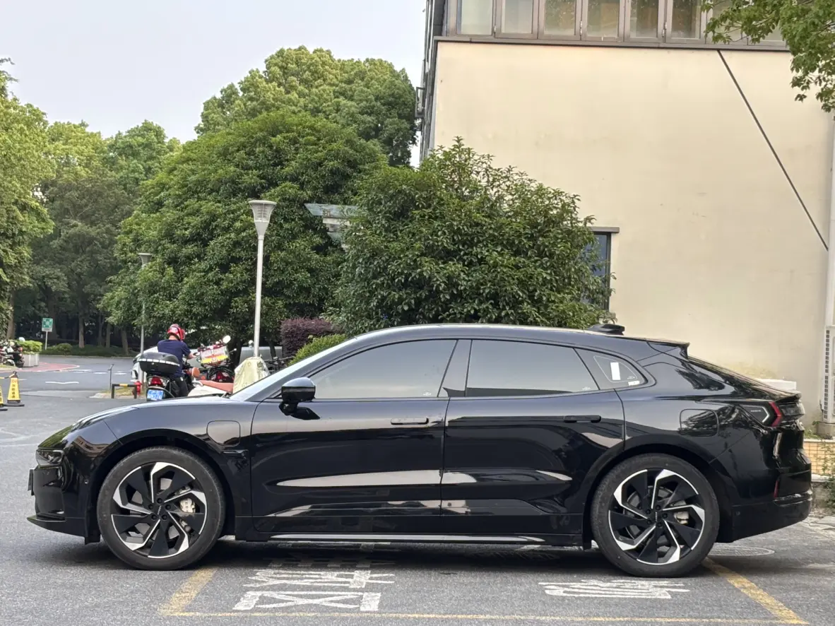 ZEEKR 001