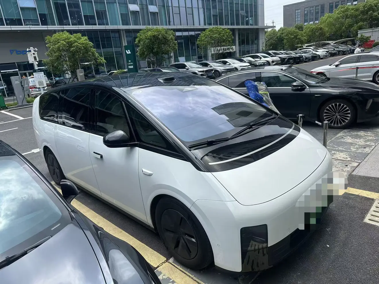 Lixiang MEGA