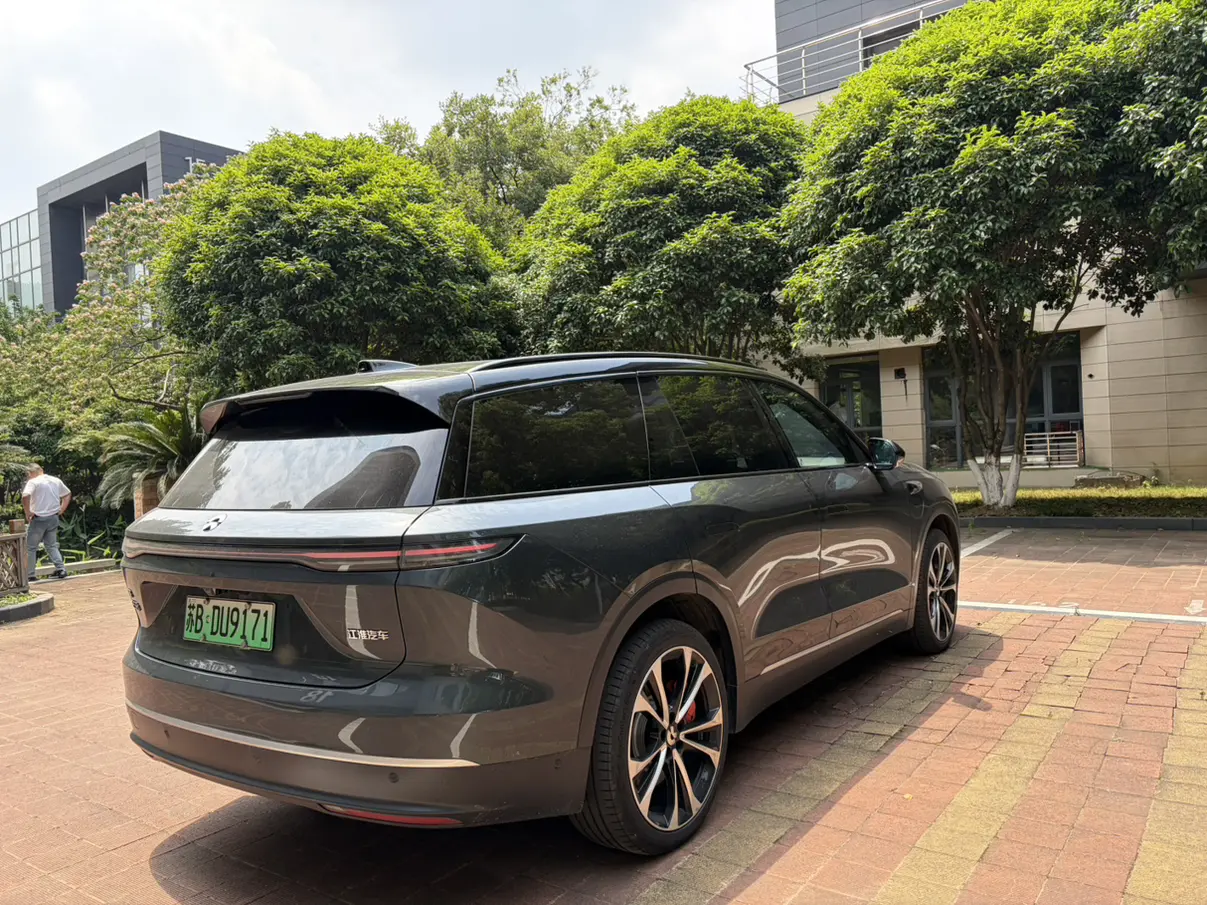 NIO ES8