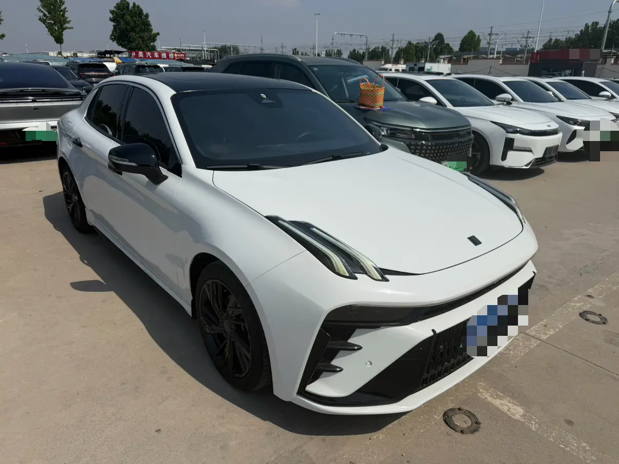 Lynk & Co 03