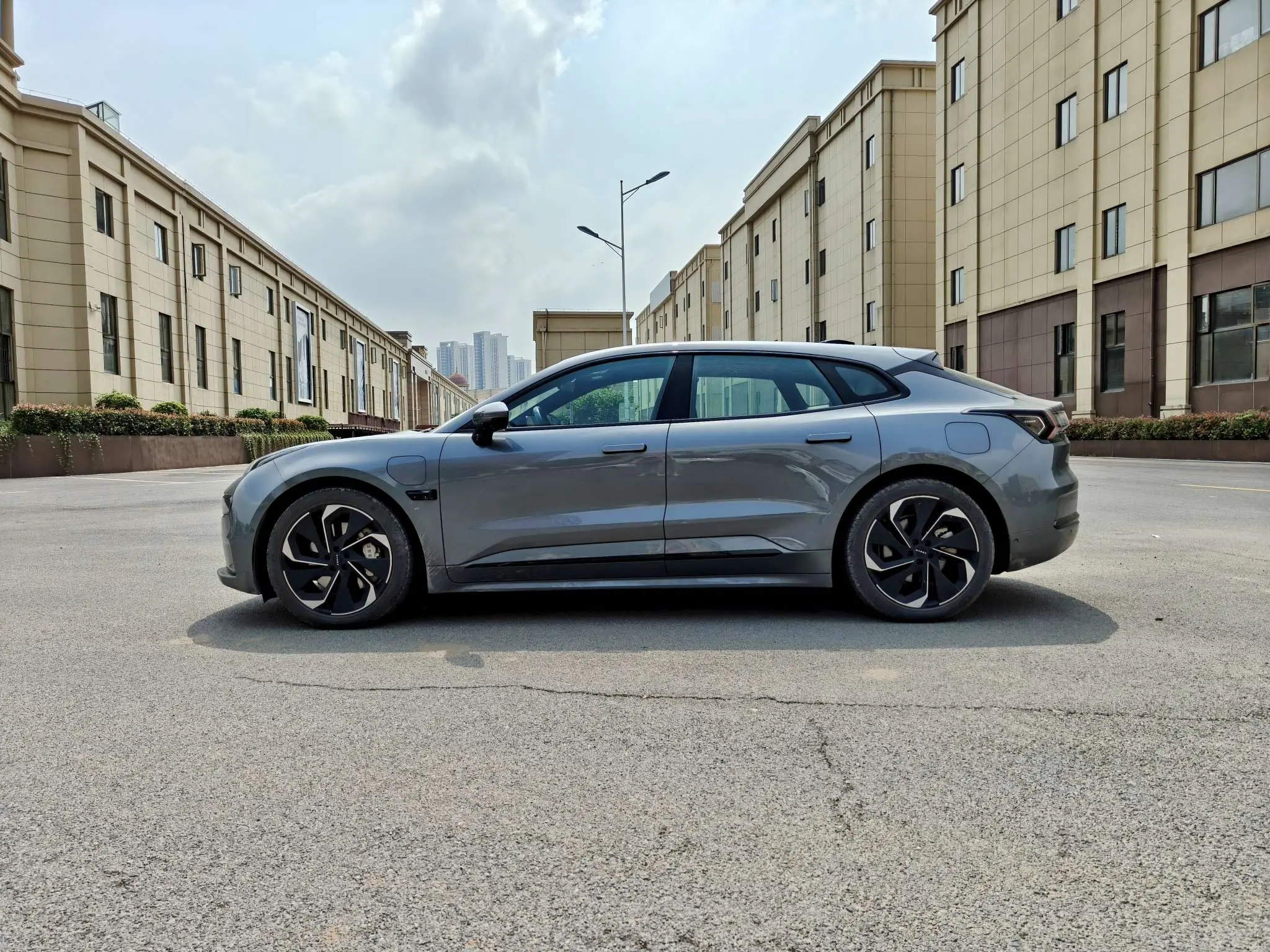 ZEEKR 001