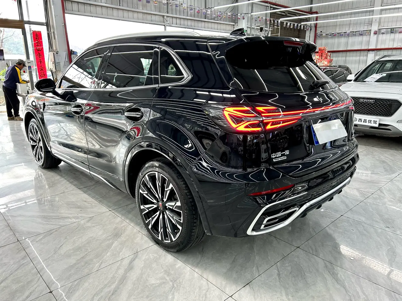 Hongqi HS5