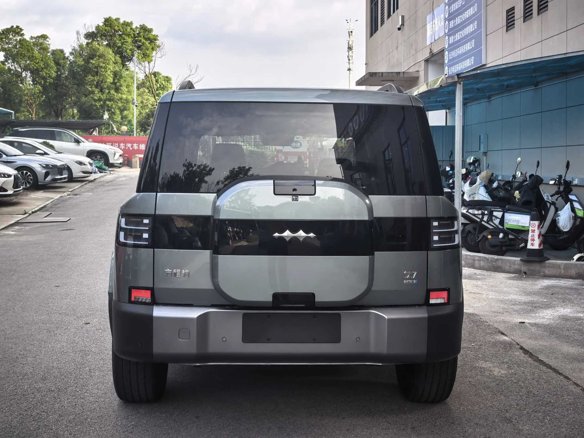 BYD Leopard Titanium 7 PHEV