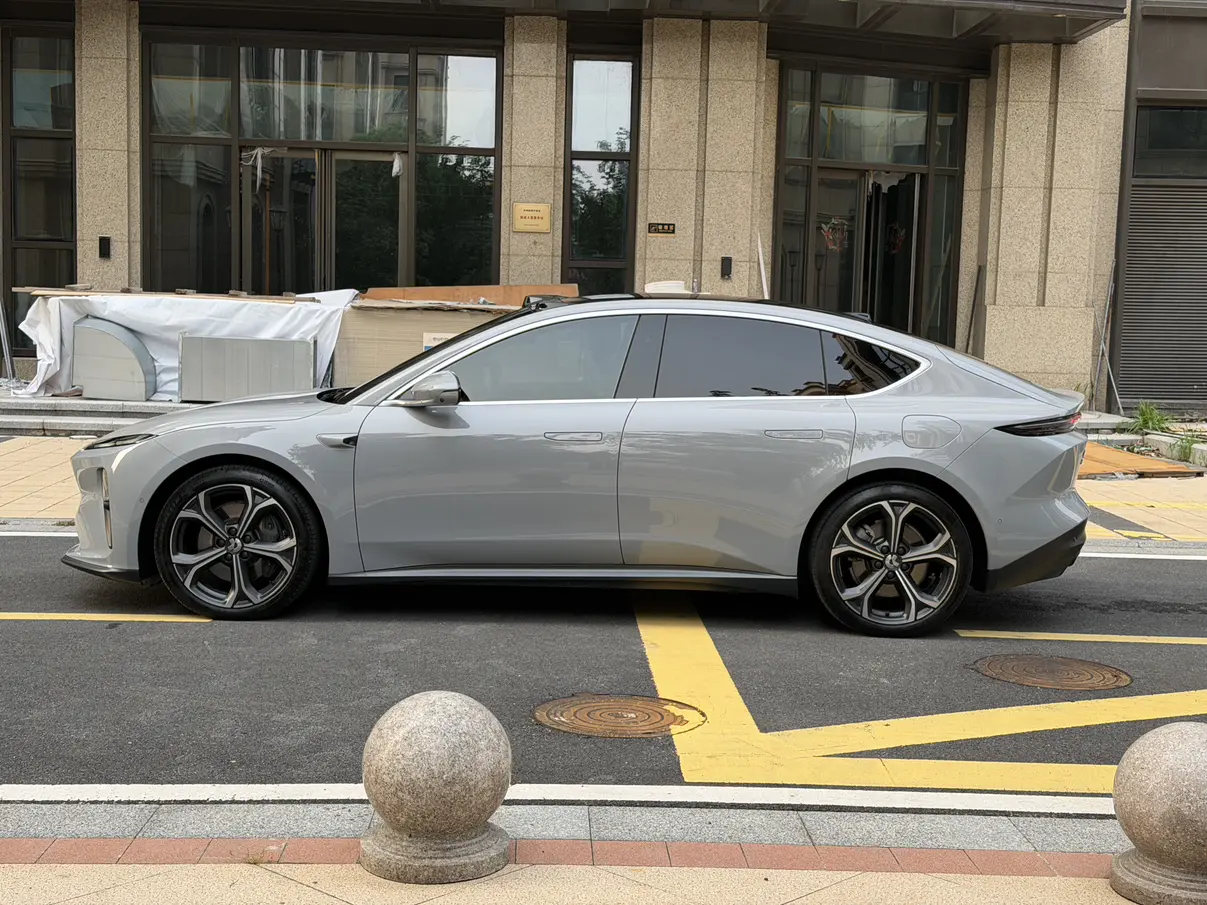 NIO ET5