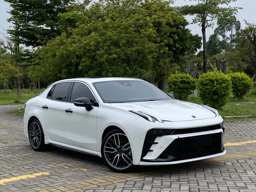 Lynk & Co 03