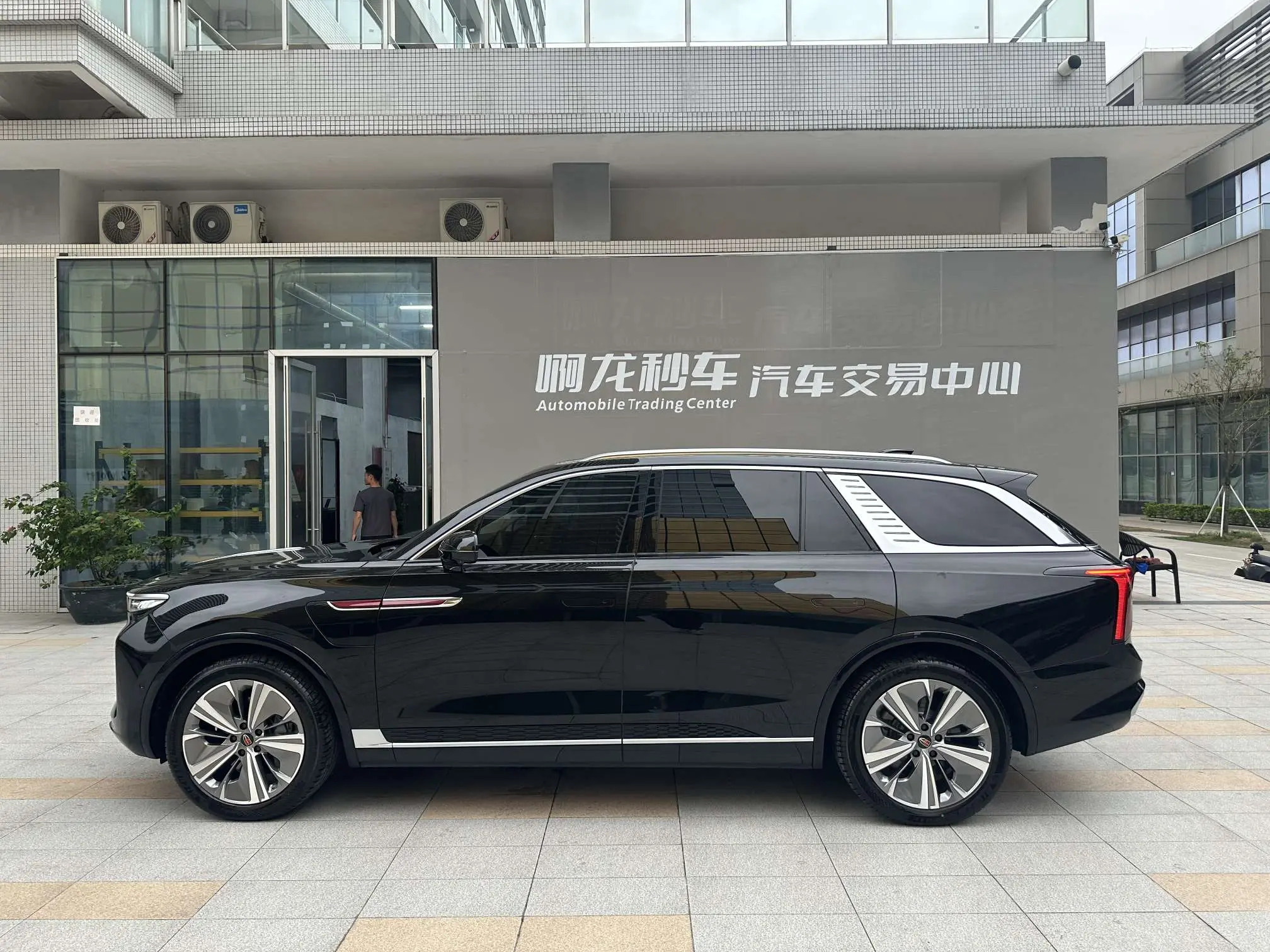 Hongqi E-HS9