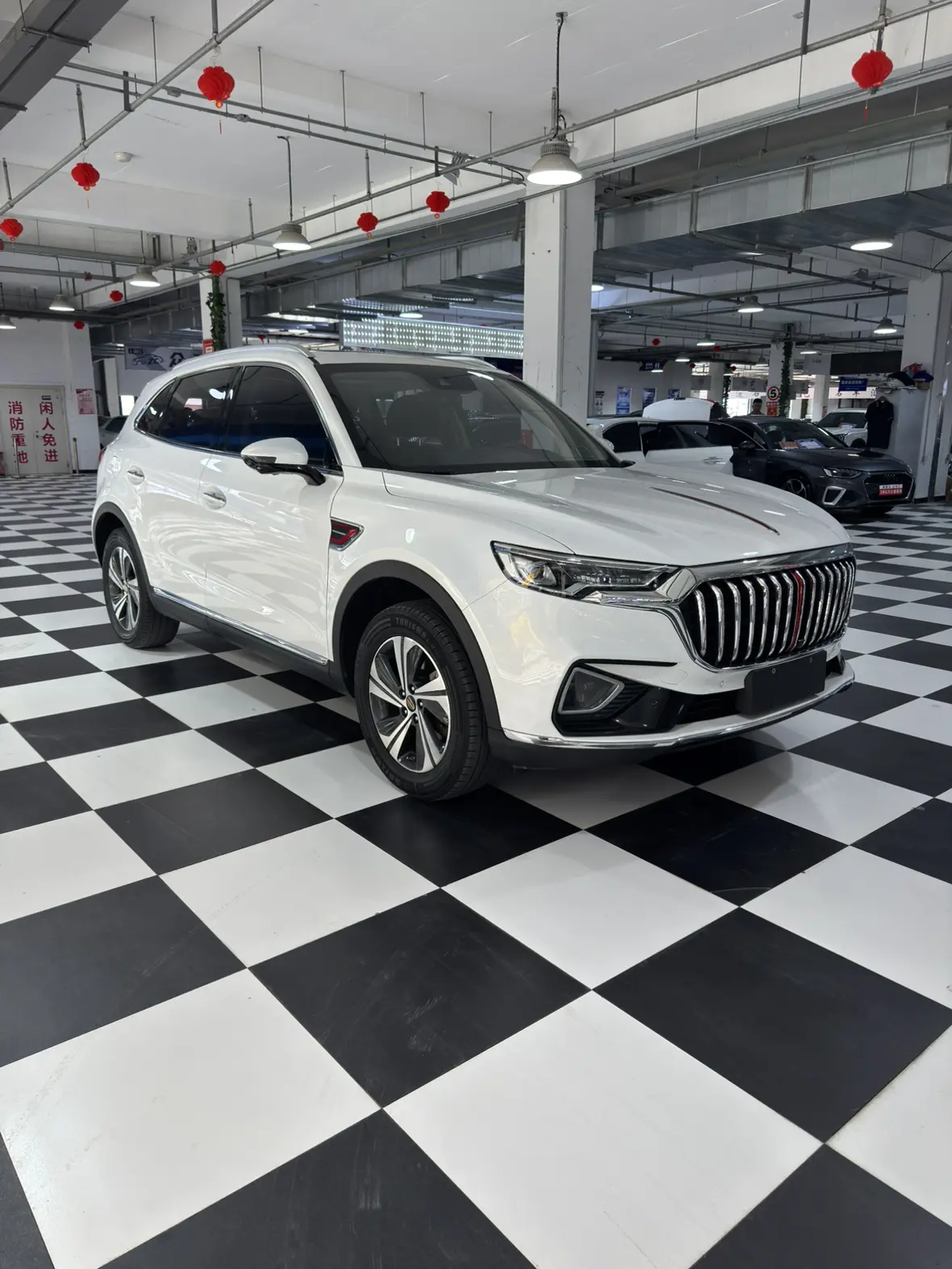 Hongqi HS5