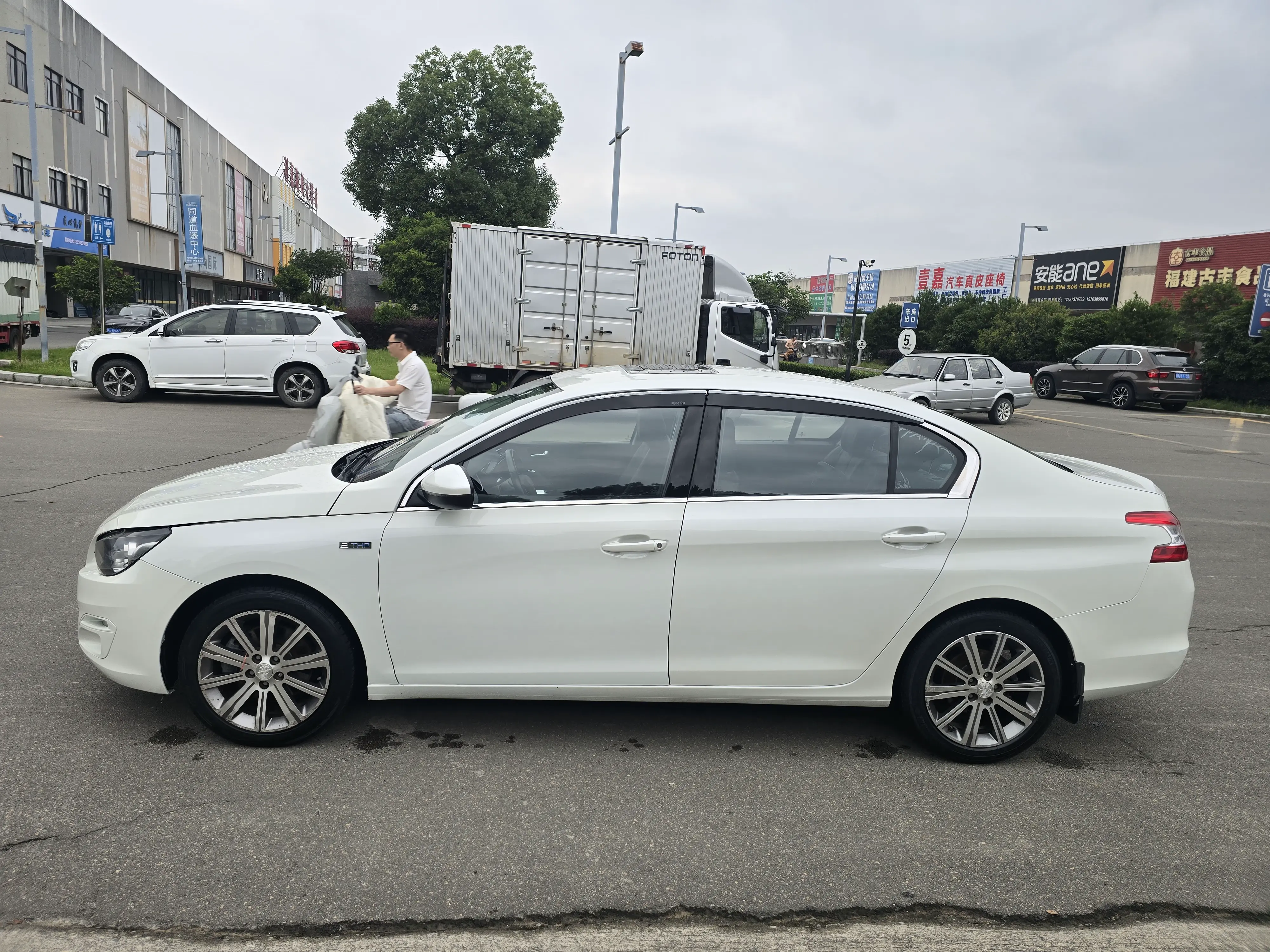 Peugeot 408