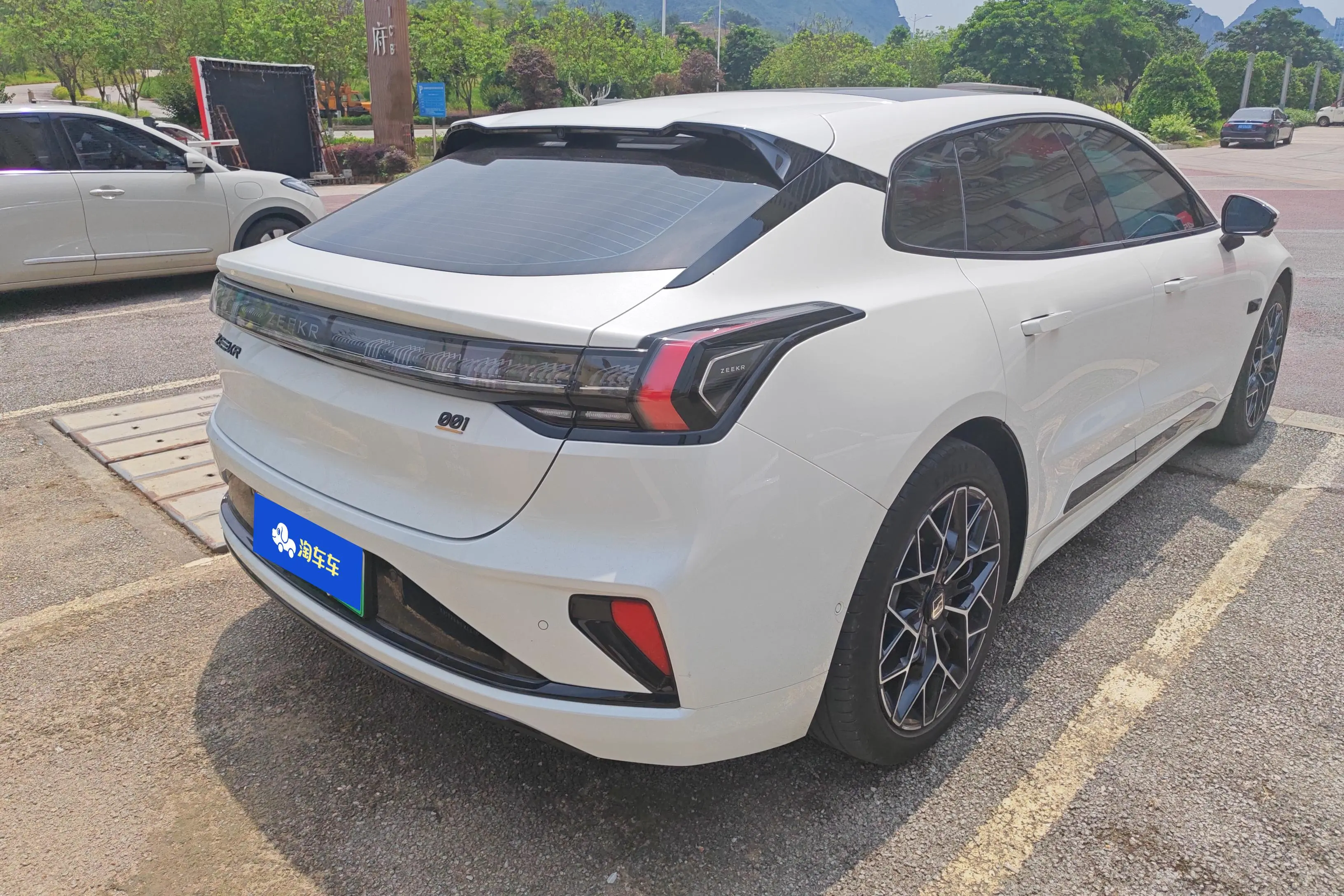 ZEEKR 001