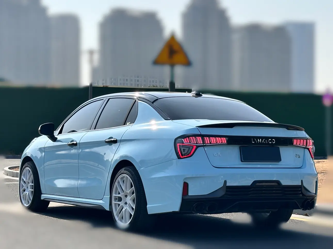 Lynk & Co 03