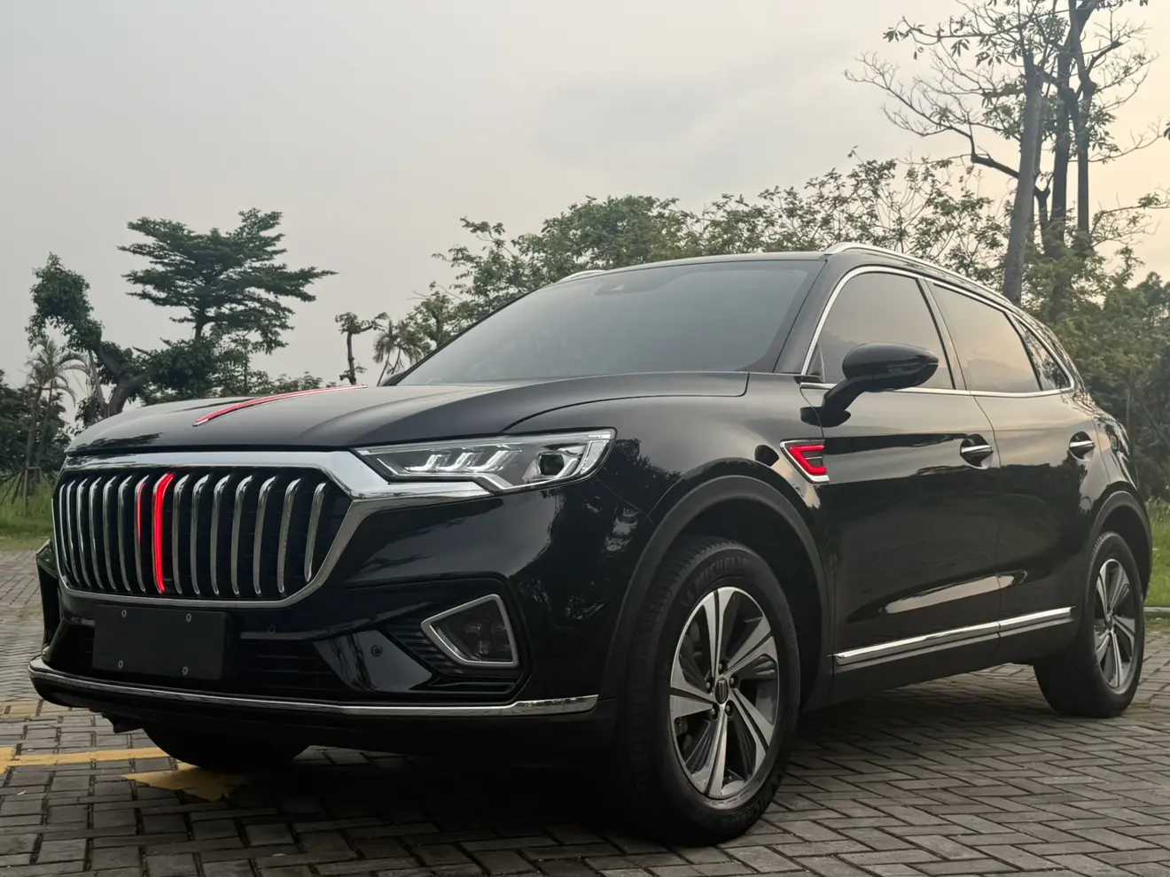 Hongqi HS5