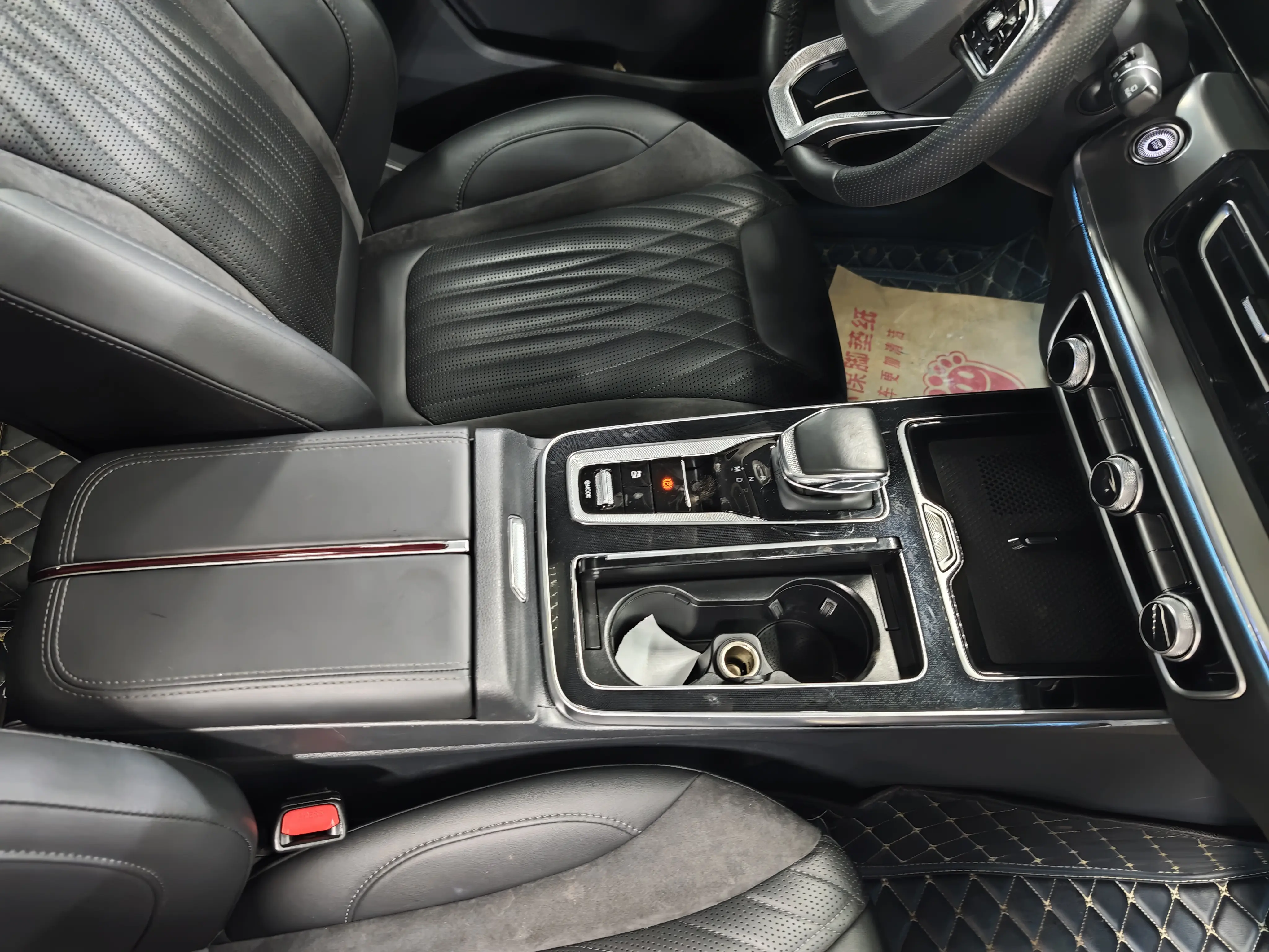Hongqi HS5
