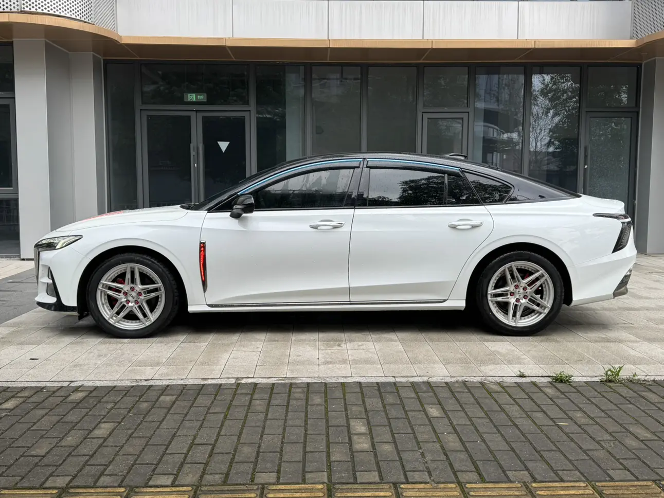 Hongqi H6