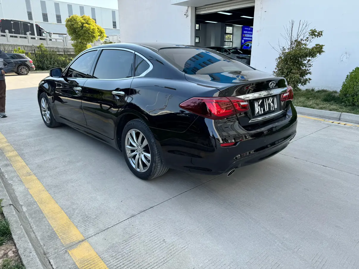 Infiniti Q70