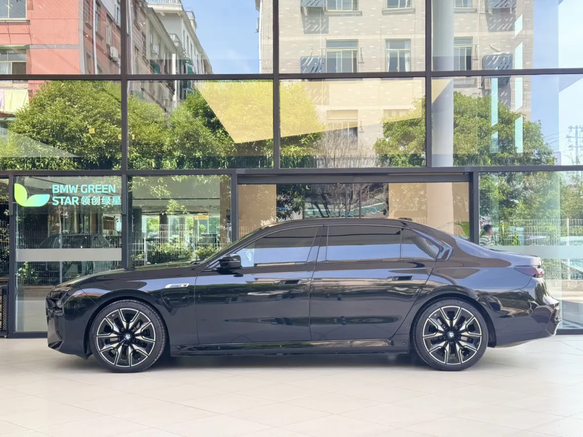 BMW i7