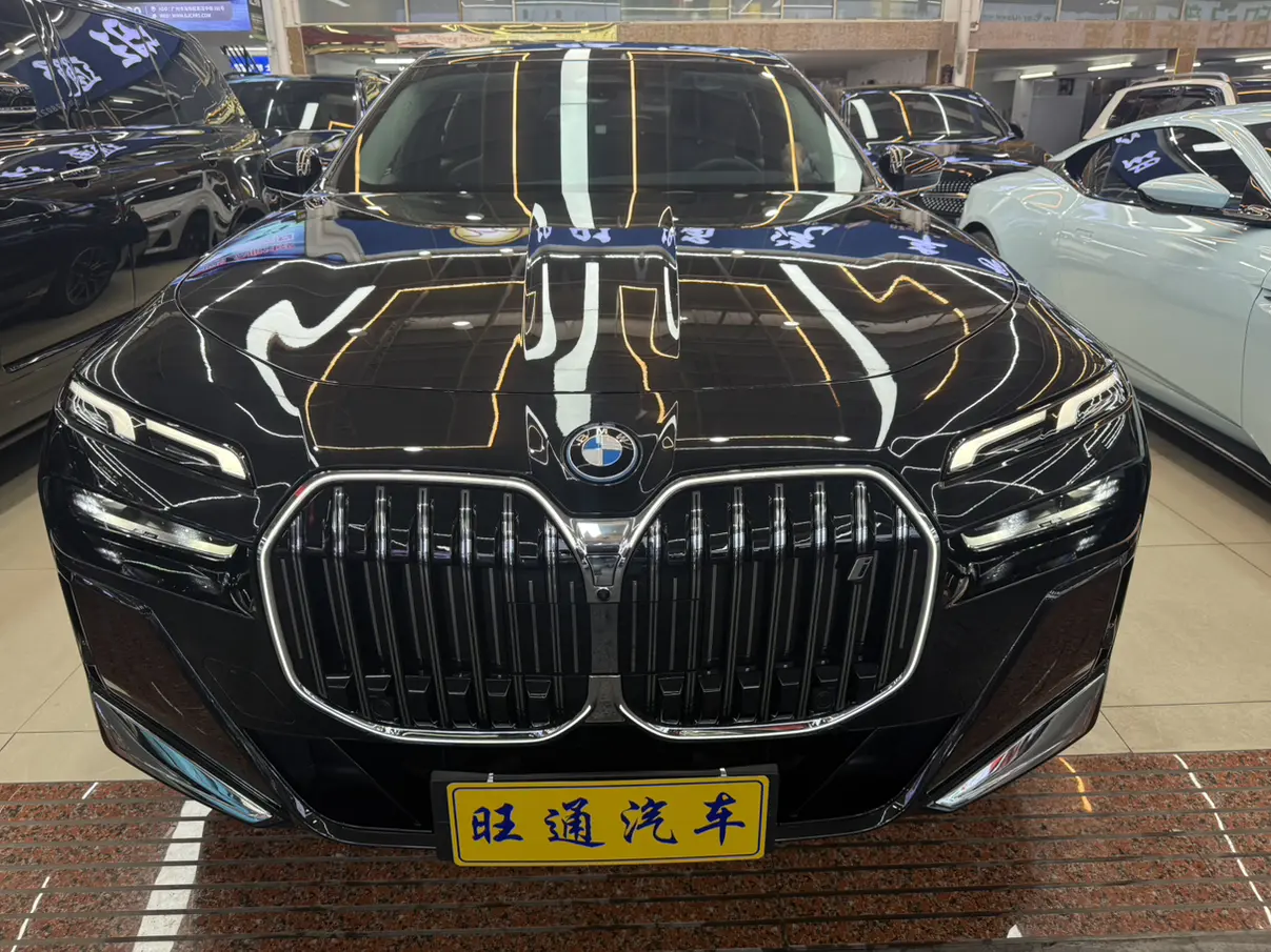 BMW i7