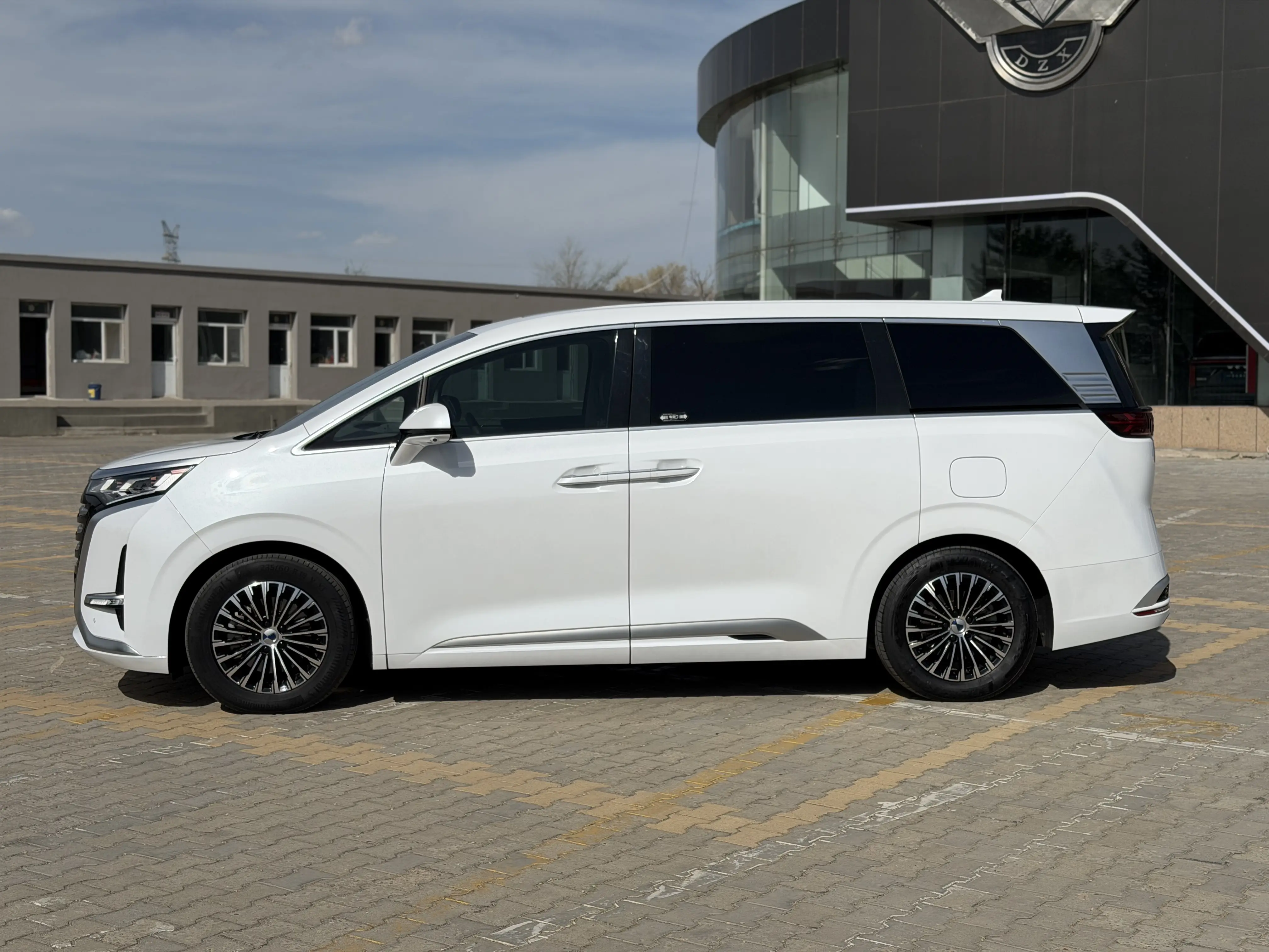 Denza D9 DM