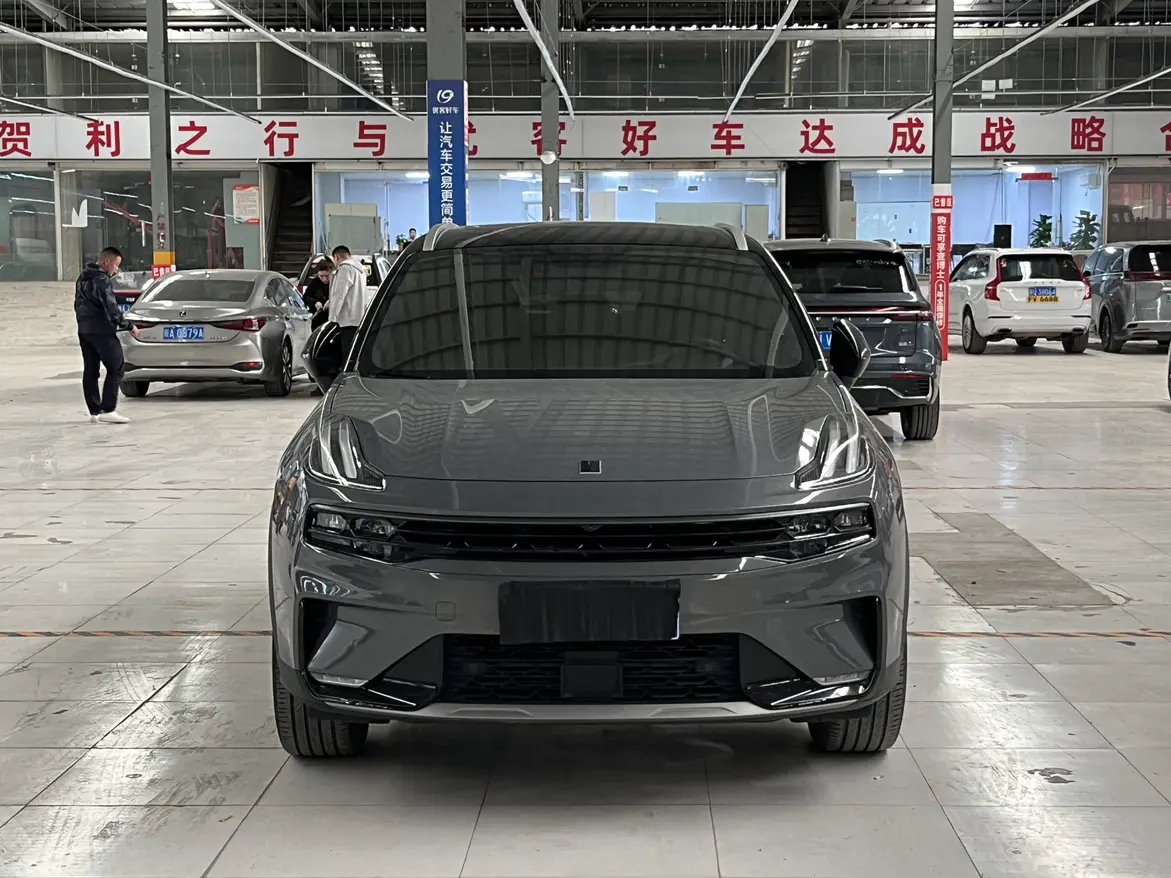 Lynk & Co 06