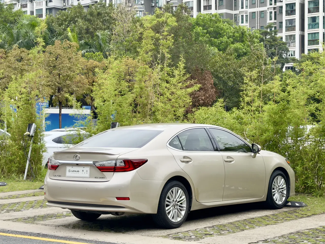 Lexus ES