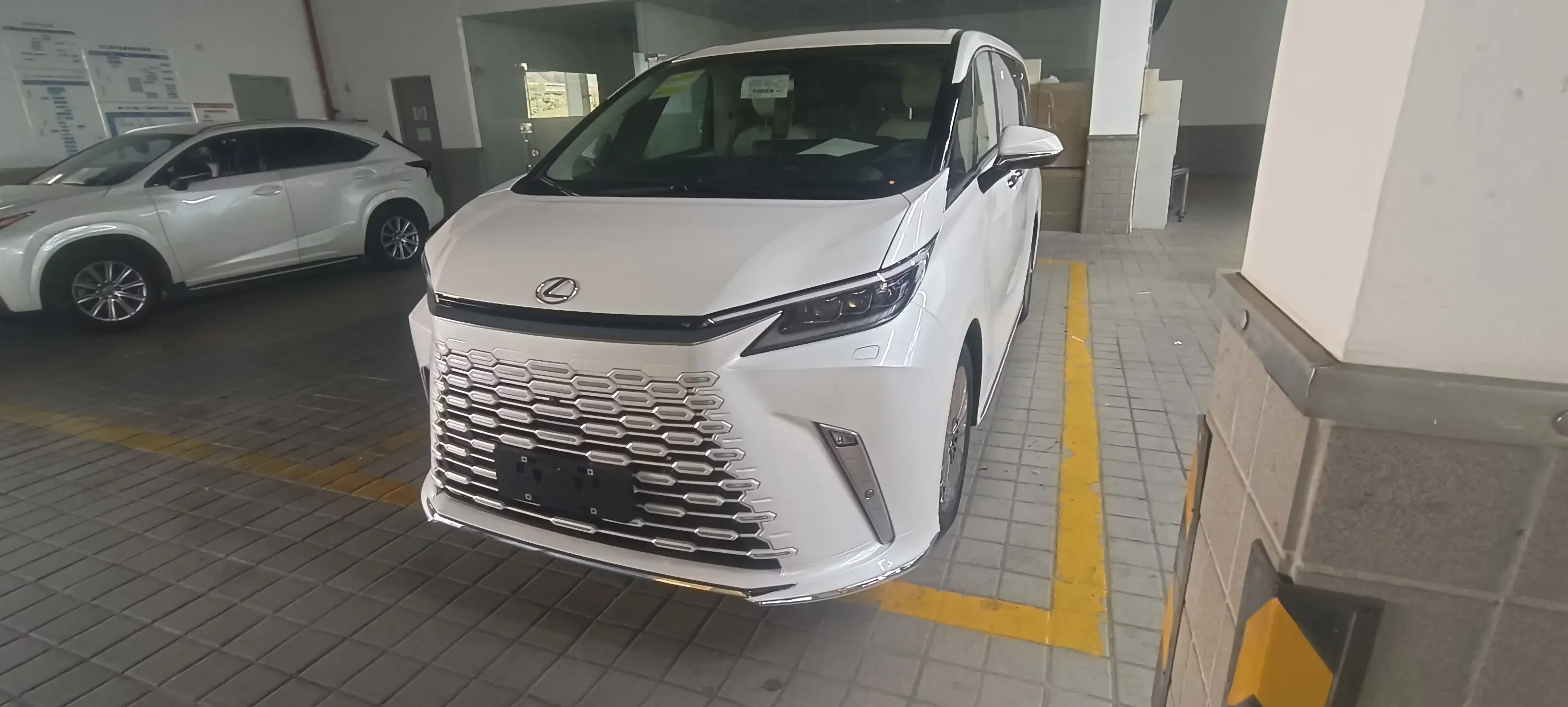 Lexus LM