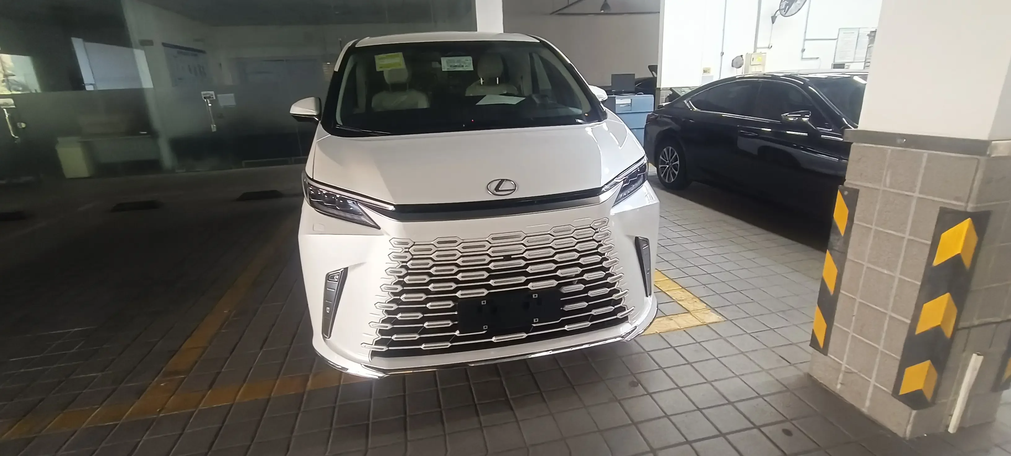Lexus LM