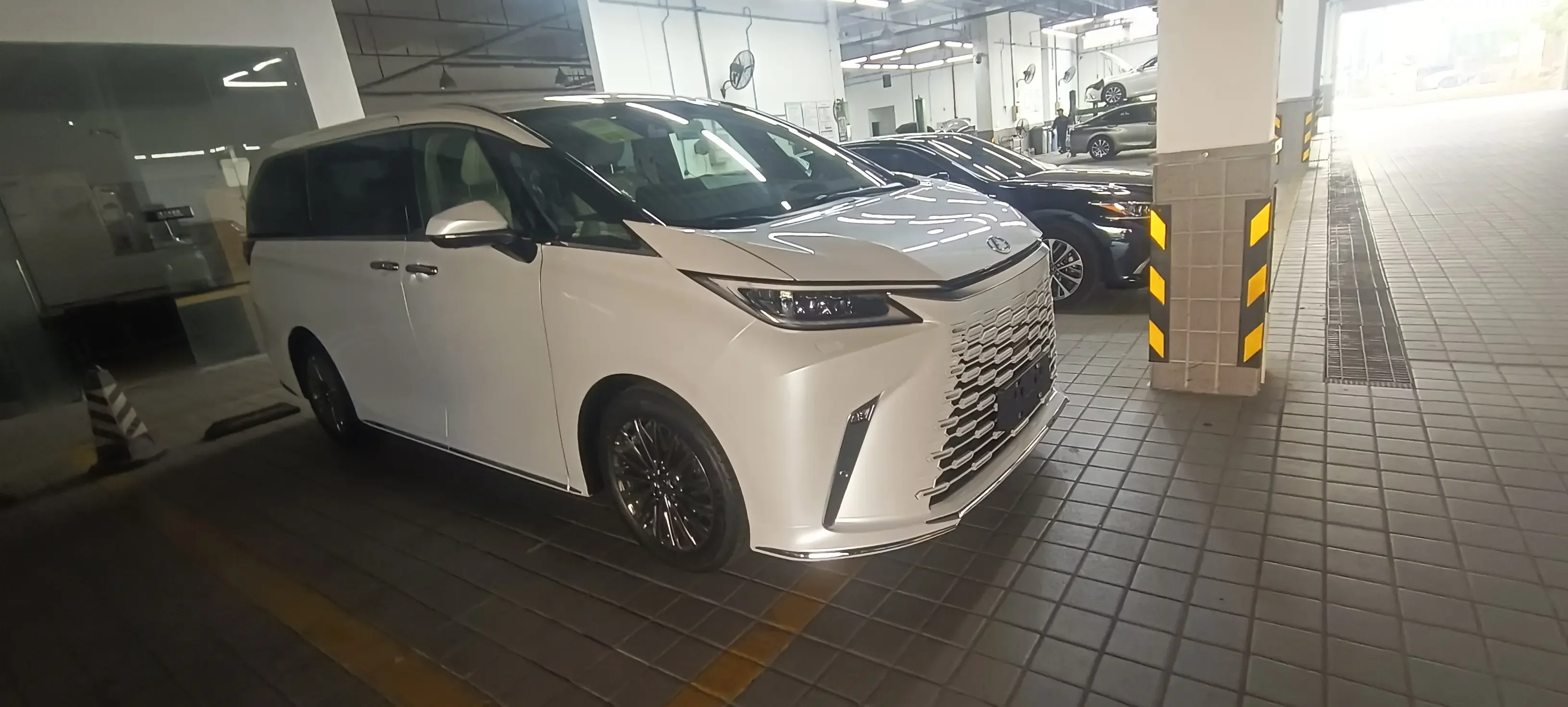 Lexus LM