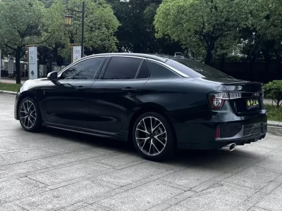Lynk & Co 03