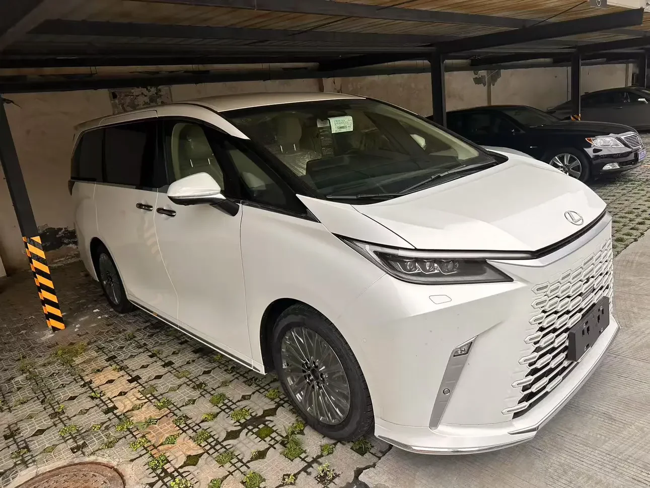 Lexus LM
