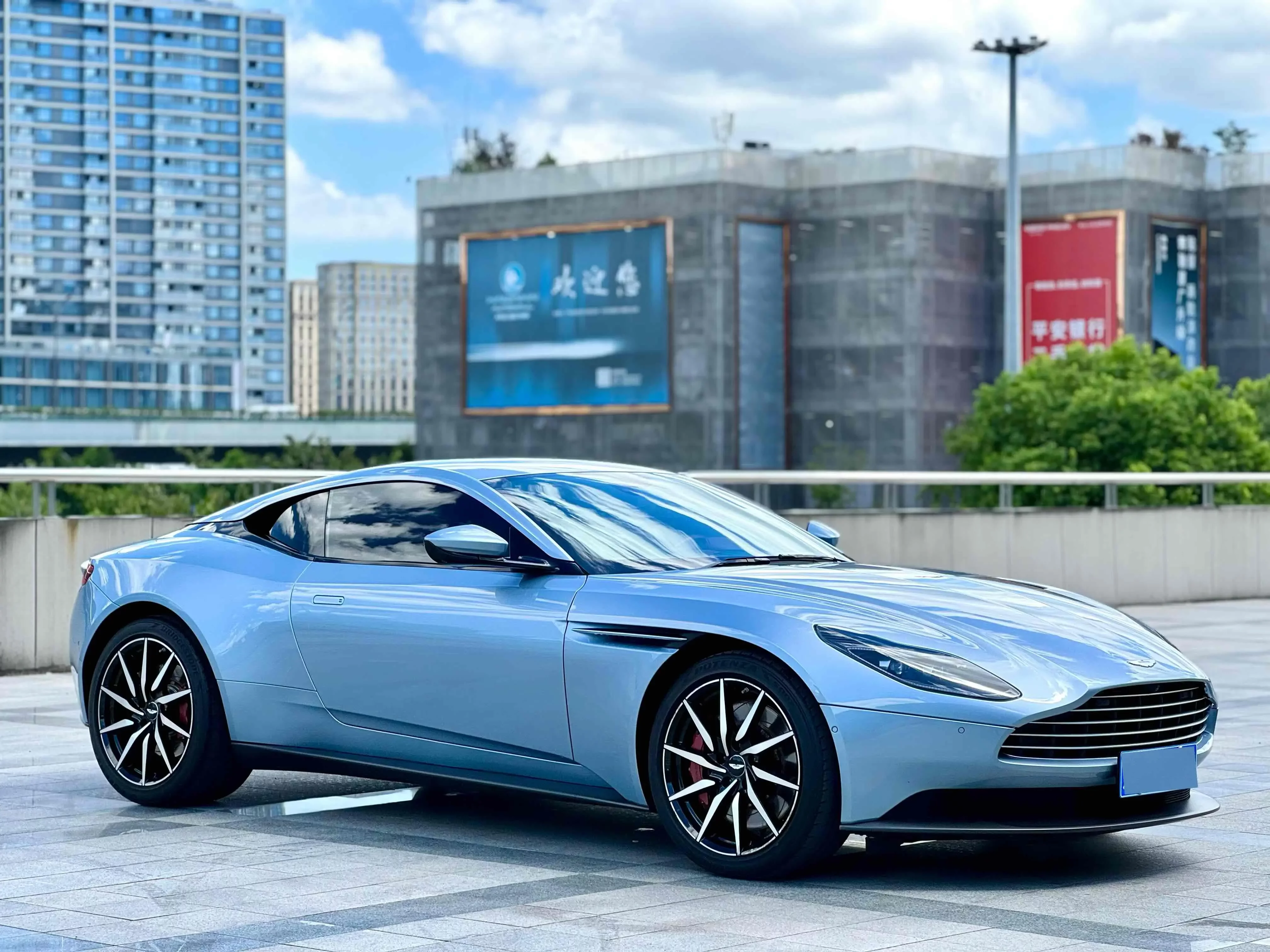 Aston Martin DB11
