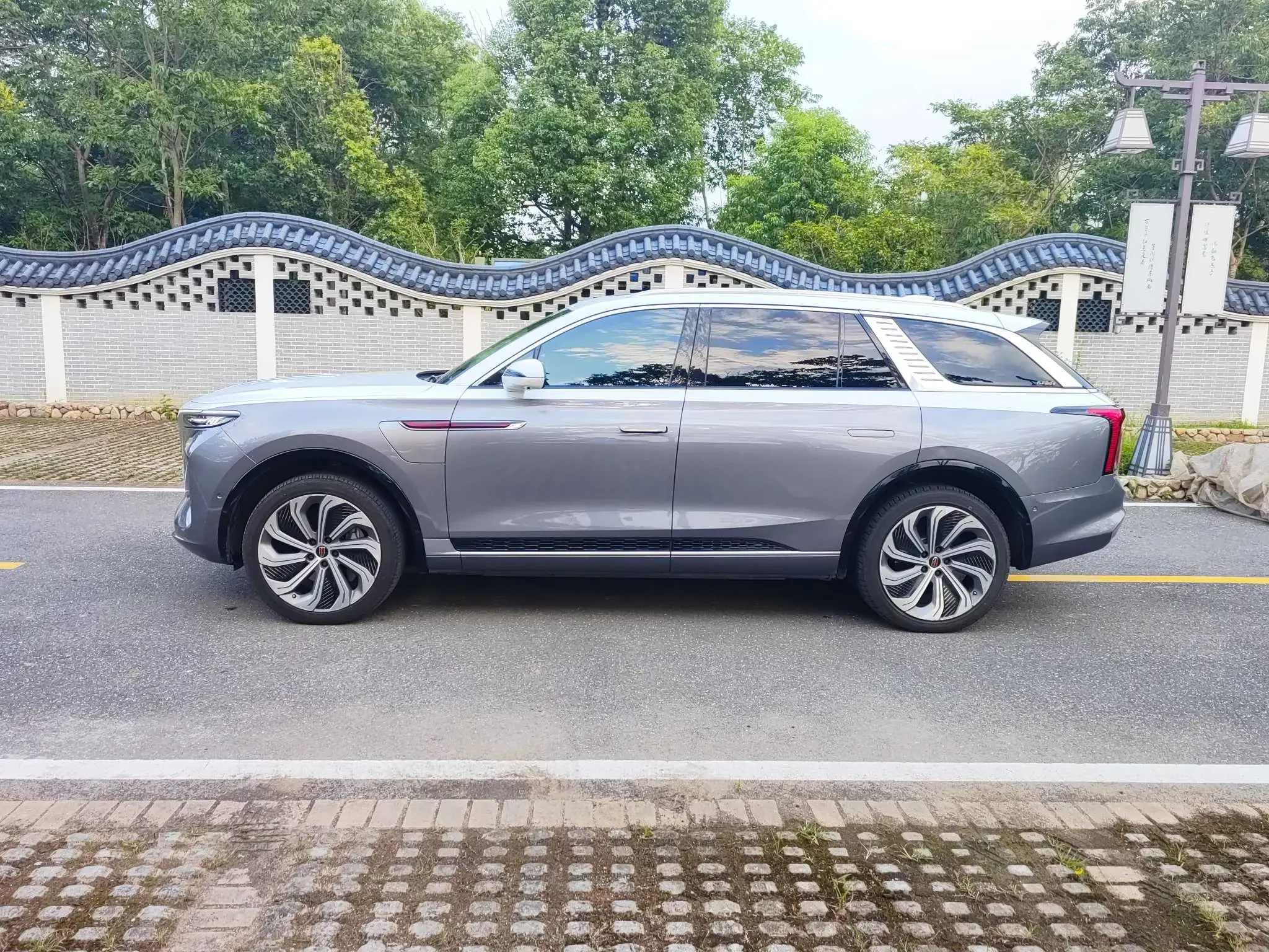 Hongqi E-HS9