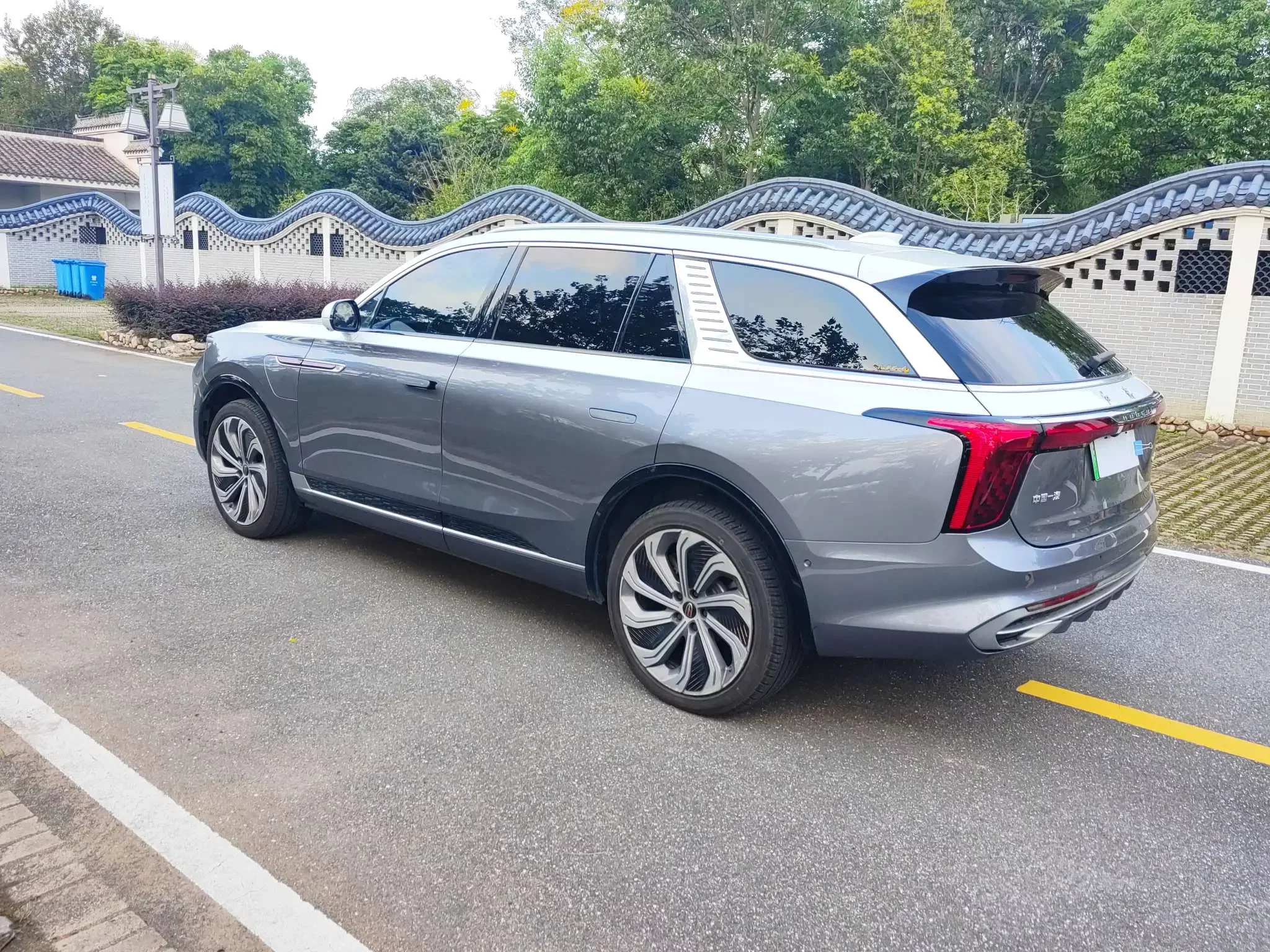 Hongqi E-HS9