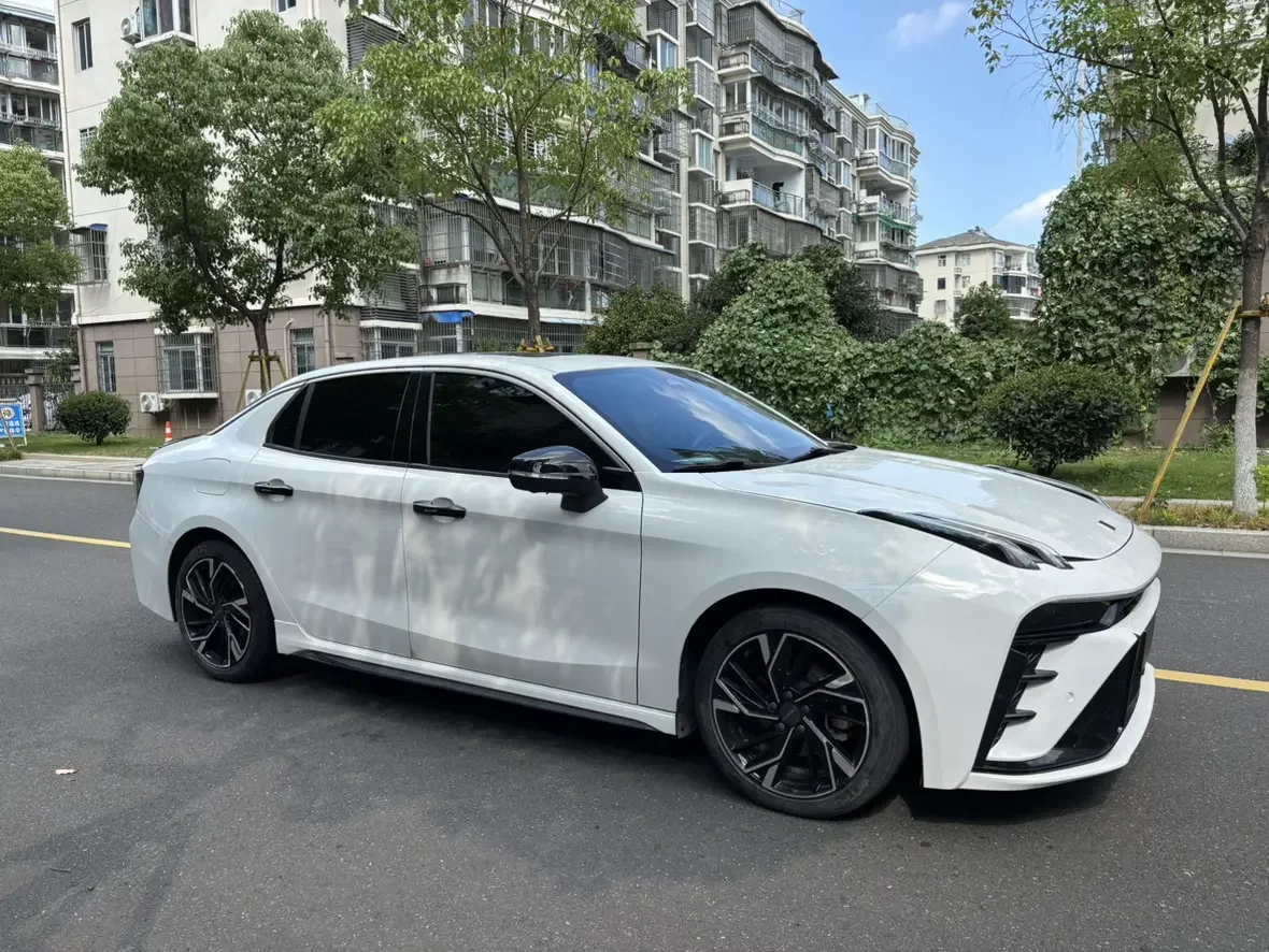 Lynk & Co 03