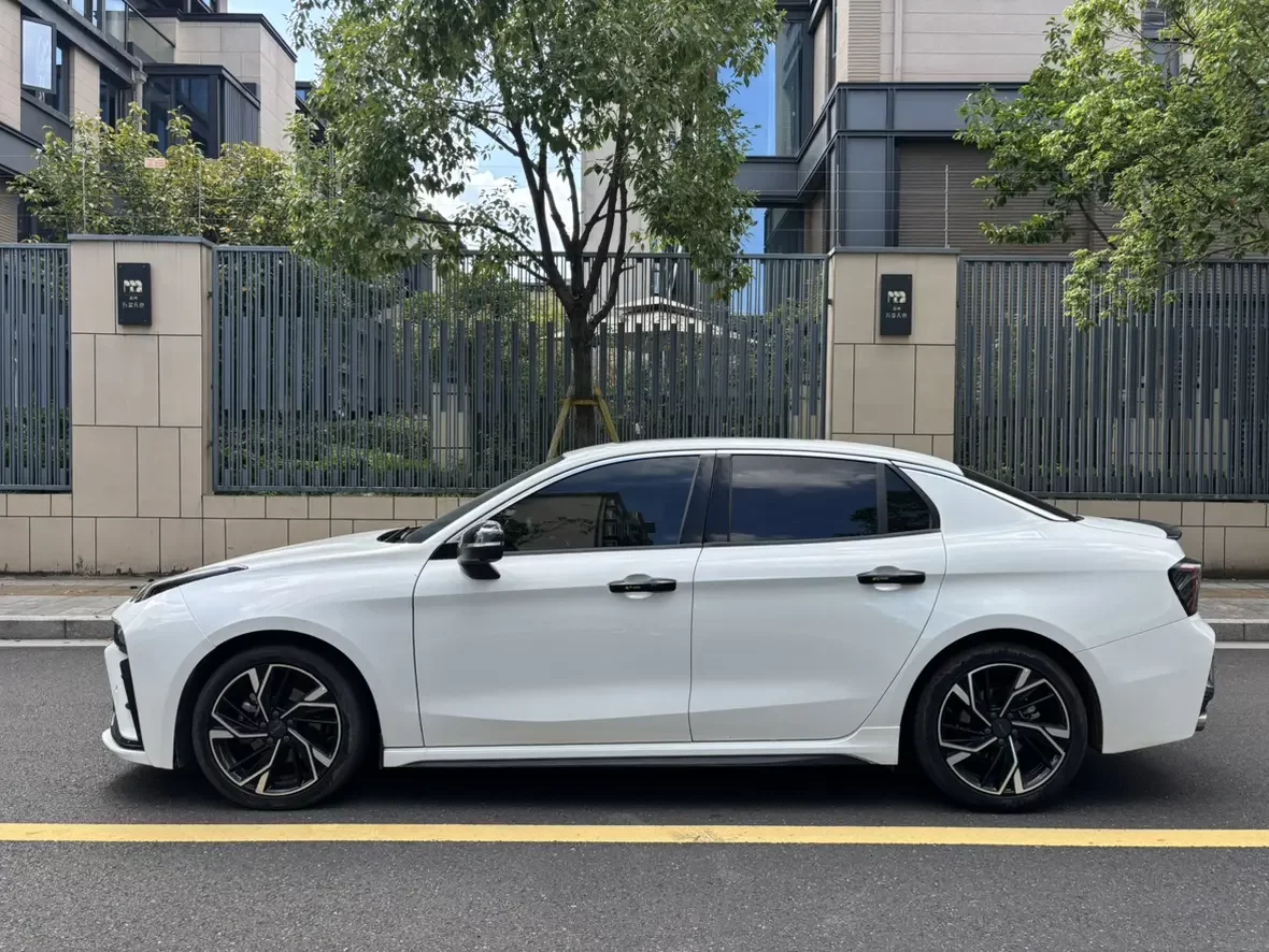 Lynk & Co 03