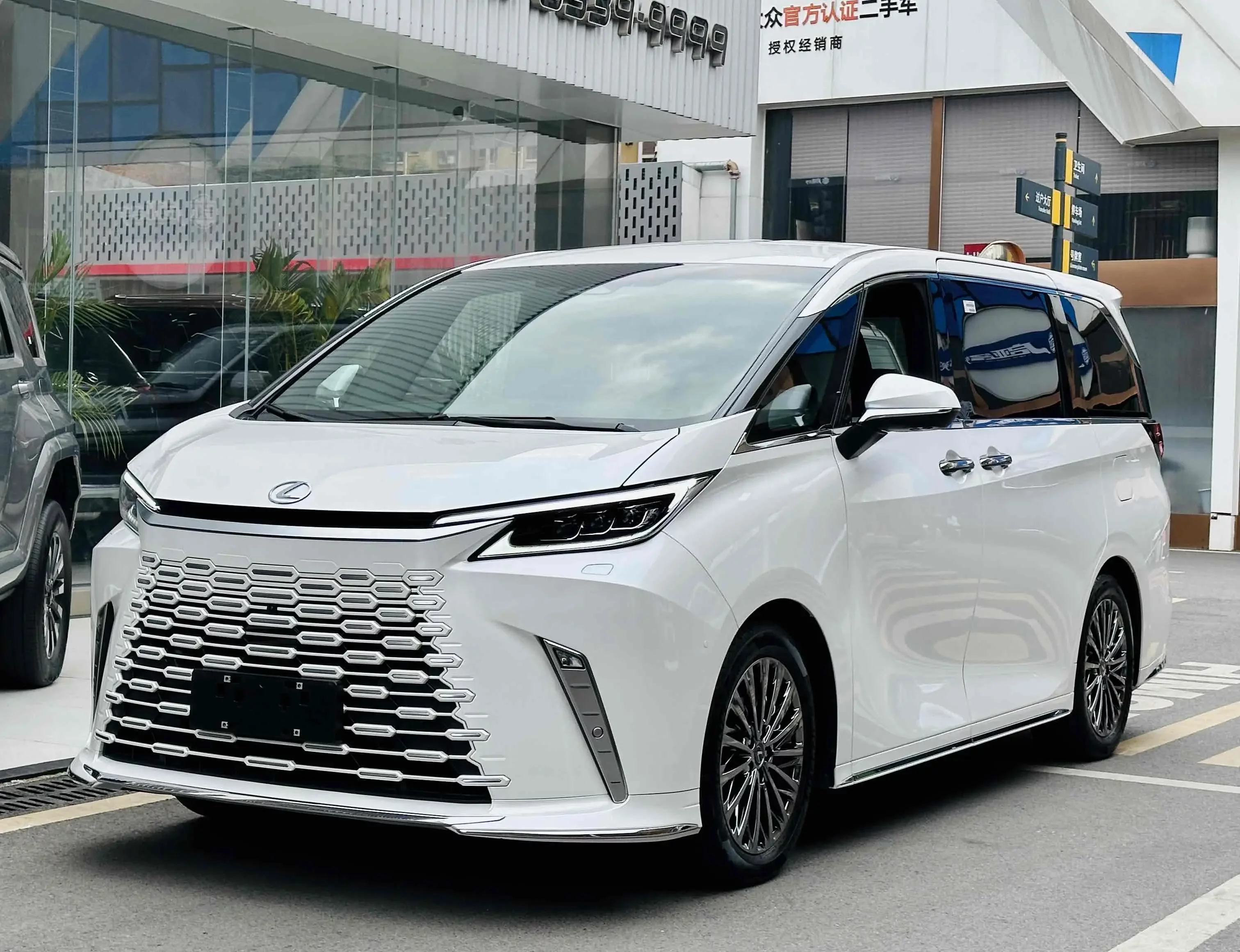 Lexus LM